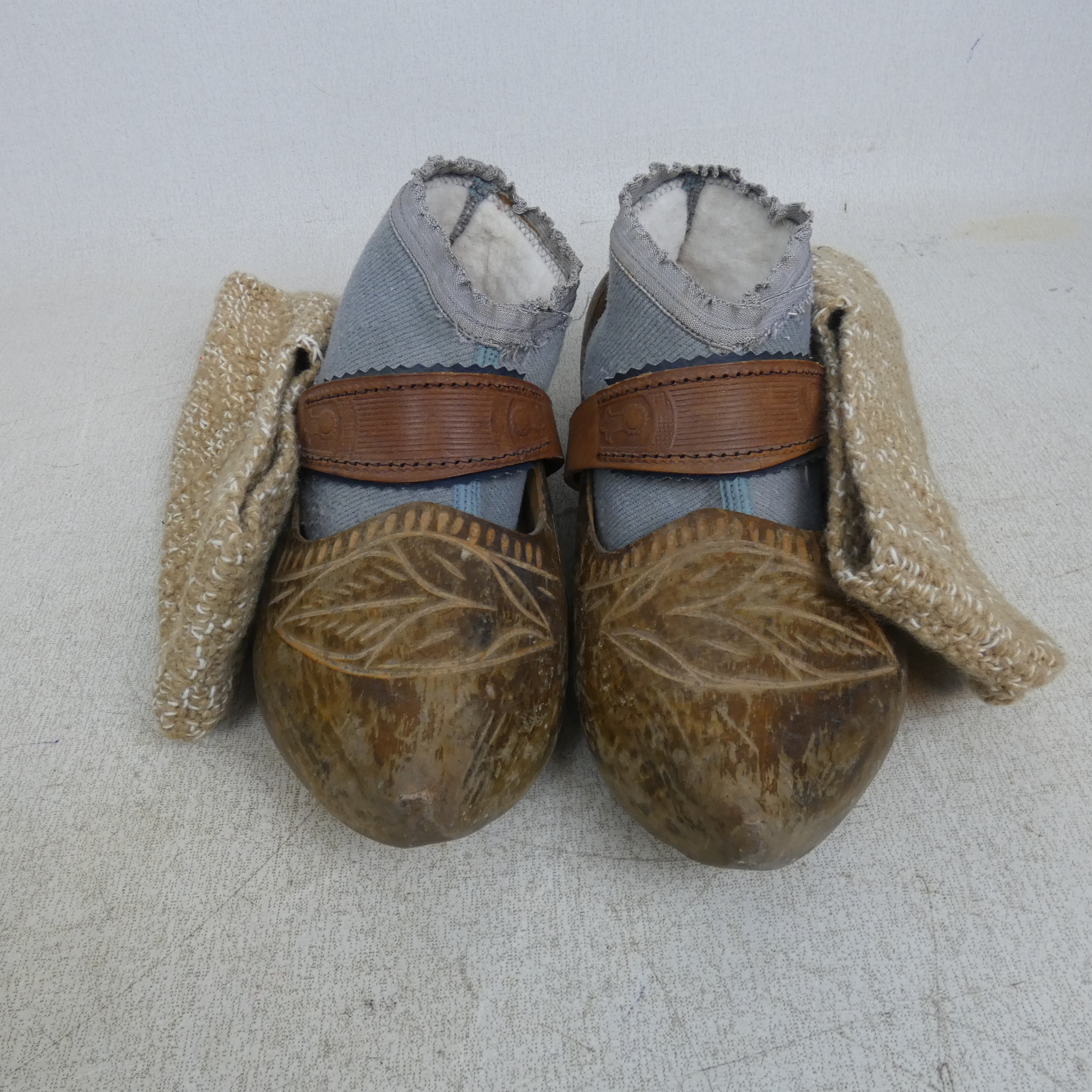 Voir photo 4 de Paire de Grands Sabots Vintage en Bois et en Cuir avec Chaussons en Coton au Crochet Paire de Grands Sabots Vintage en Bois et en Cuir avec Chaussons en Coton au Crochet État correct reconditionné photo 4