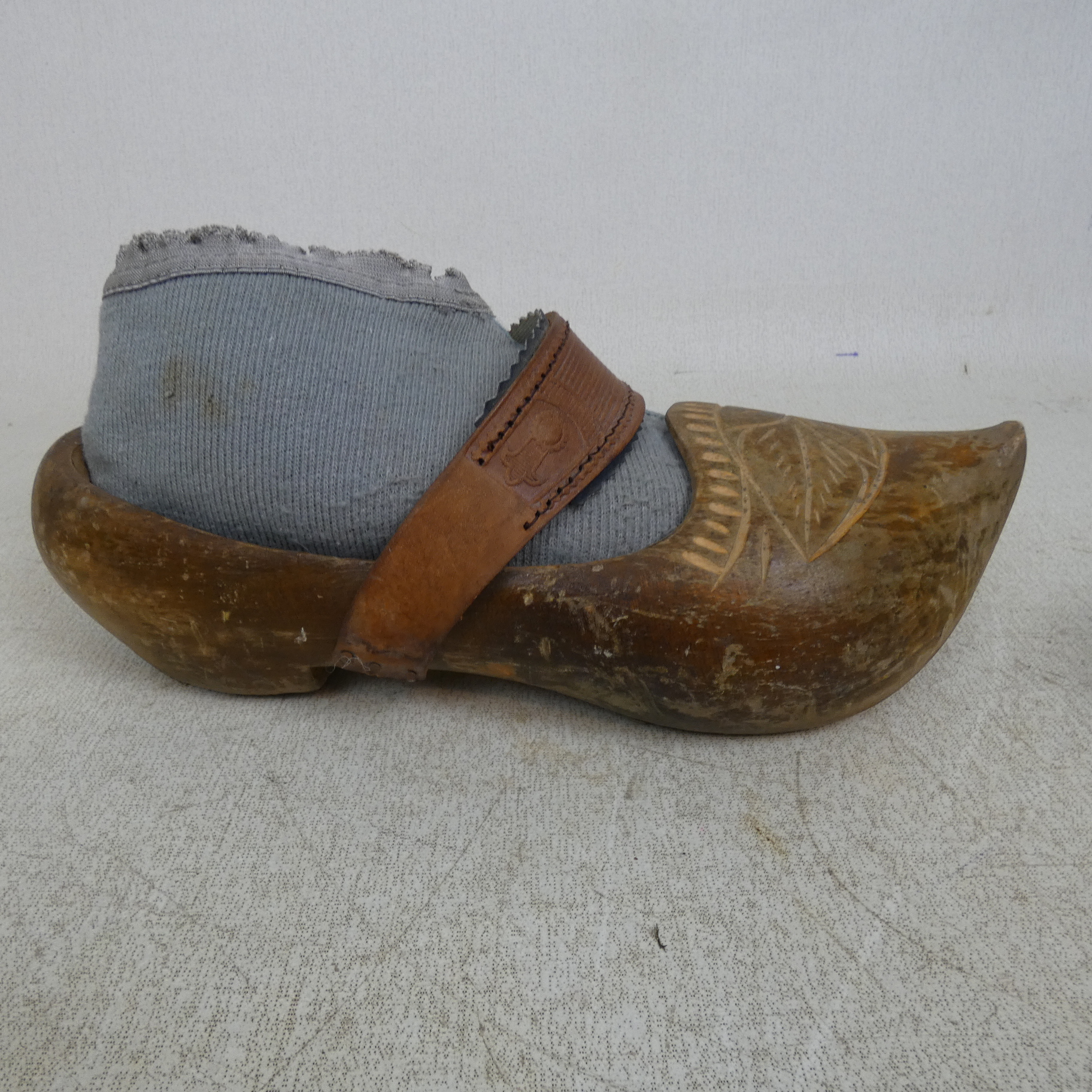 Voir photo 6 de Paire de Grands Sabots Vintage en Bois et en Cuir avec Chaussons en Coton au Crochet Paire de Grands Sabots Vintage en Bois et en Cuir avec Chaussons en Coton au Crochet État correct reconditionné photo 6