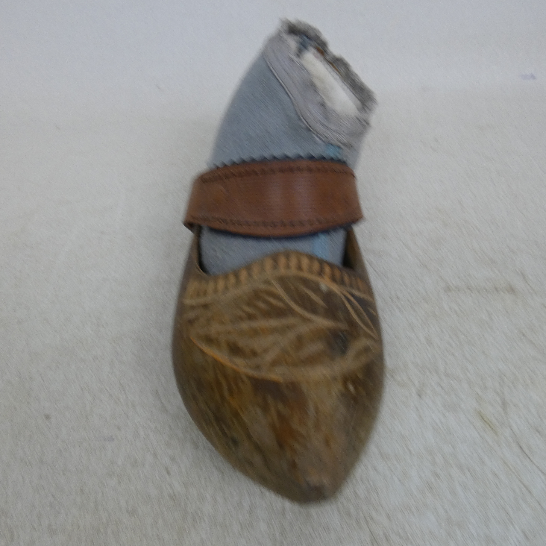 Voir photo 8 de Paire de Grands Sabots Vintage en Bois et en Cuir avec Chaussons en Coton au Crochet Paire de Grands Sabots Vintage en Bois et en Cuir avec Chaussons en Coton au Crochet État correct reconditionné photo 8