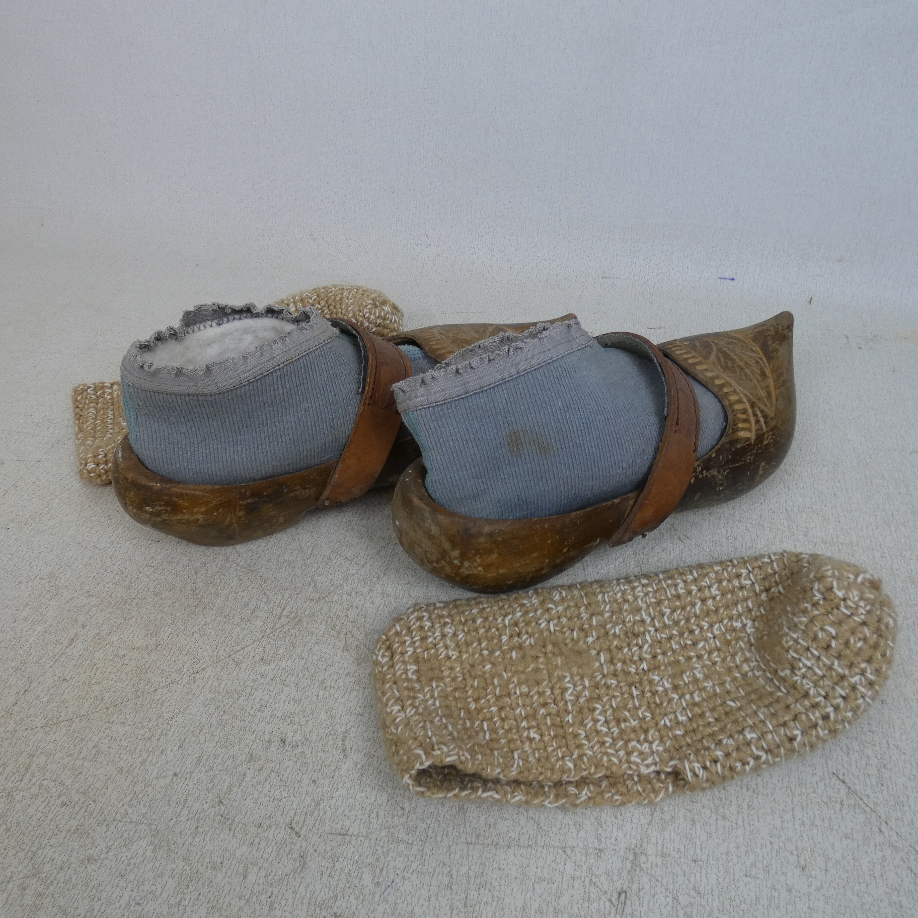 Paire de Grands Sabots Vintage en Bois et en Cuir avec Chaussons en Coton au Crochet État correct - 17,60 € Paire de Grands Sabots Vintage en Bois et en Cuir avec Chaussons en Coton au Crochet État correct reconditionné disponible sur Label Emmaüs