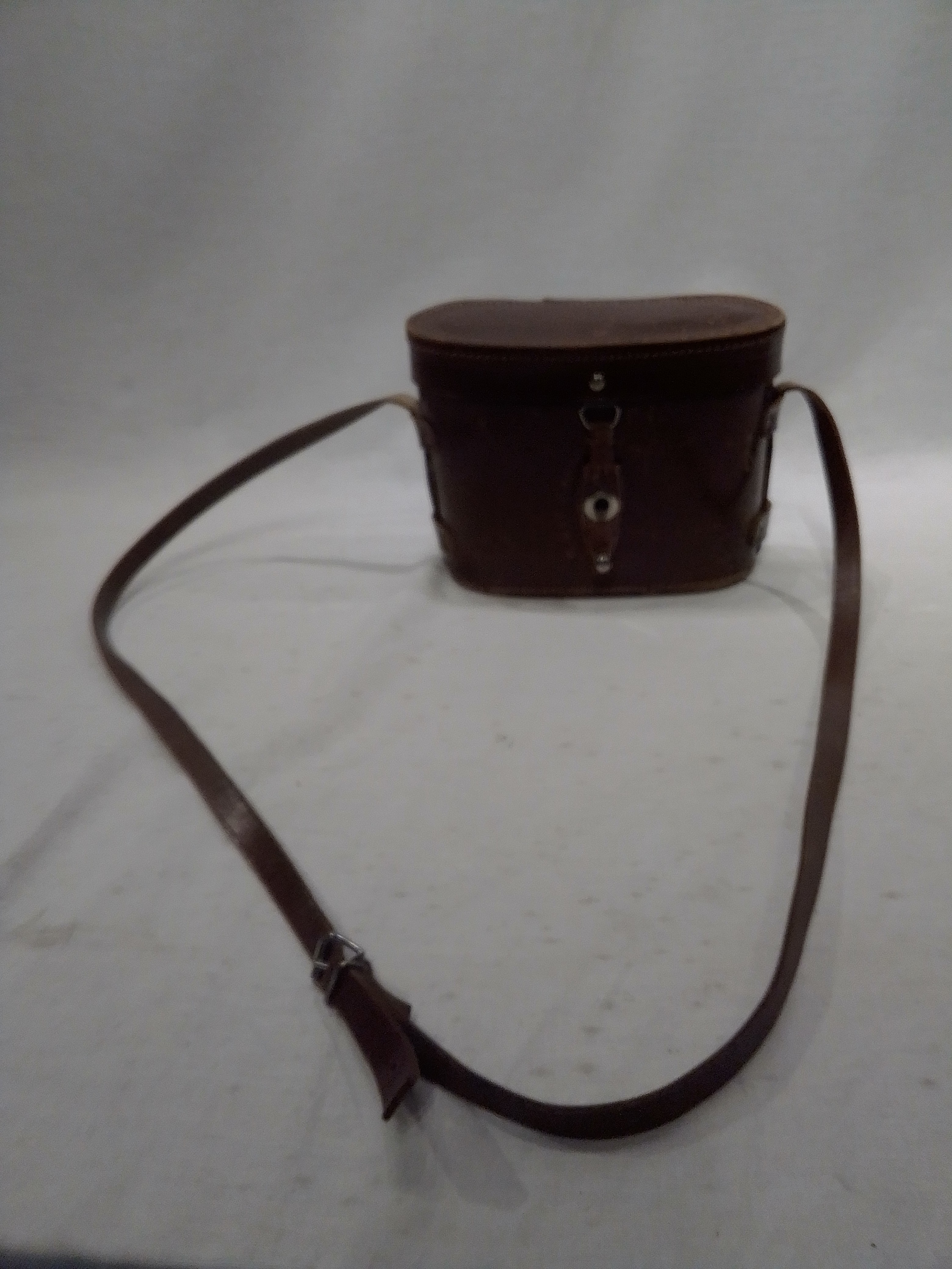 Voir photo 4 de Paire de jumelles avec sa pochette en cuire Paire de jumelles avec sa pochette en cuire État correct reconditionné photo 4