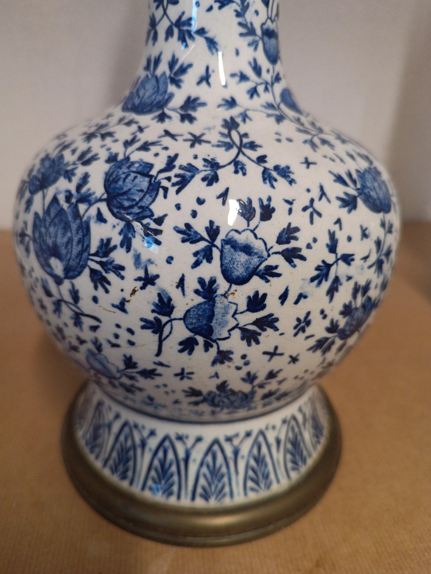 Voir photo 2 de Paire de lampes à huile Gagneau en porcelaine bleue et blanche monture en laiton Paire de lampes à huile Gagneau en porcelaine bleue et blanche monture en laiton Bon état reconditionné photo 2