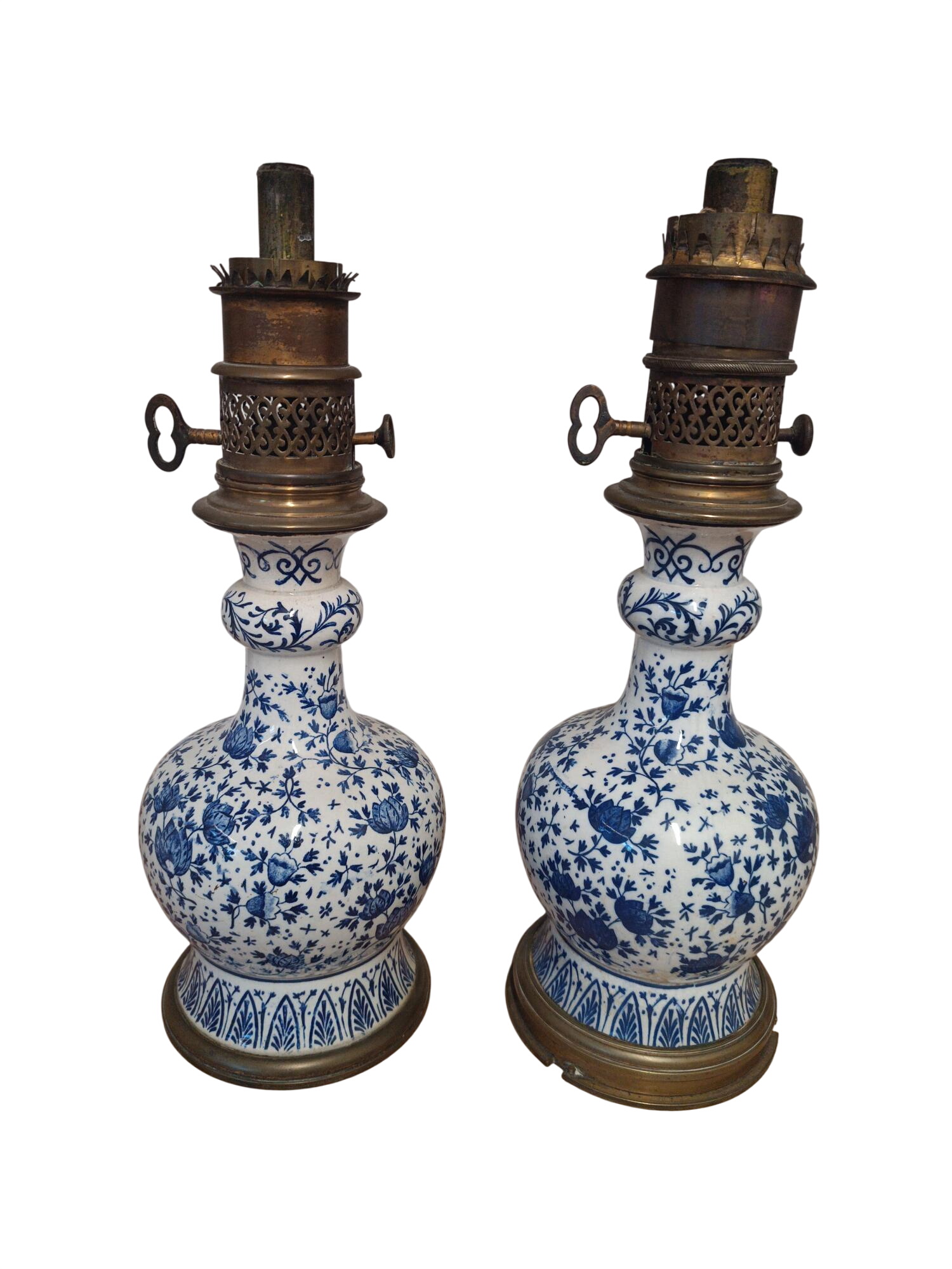 Acheter Paire de lampes à huile Gagneau en porcelaine bleue et blanche monture en laiton Bon état - 199,00 € Paire de lampes à huile Gagneau en porcelaine bleue et blanche monture en laiton Bon état reconditionné disponible sur Label Emmaüs