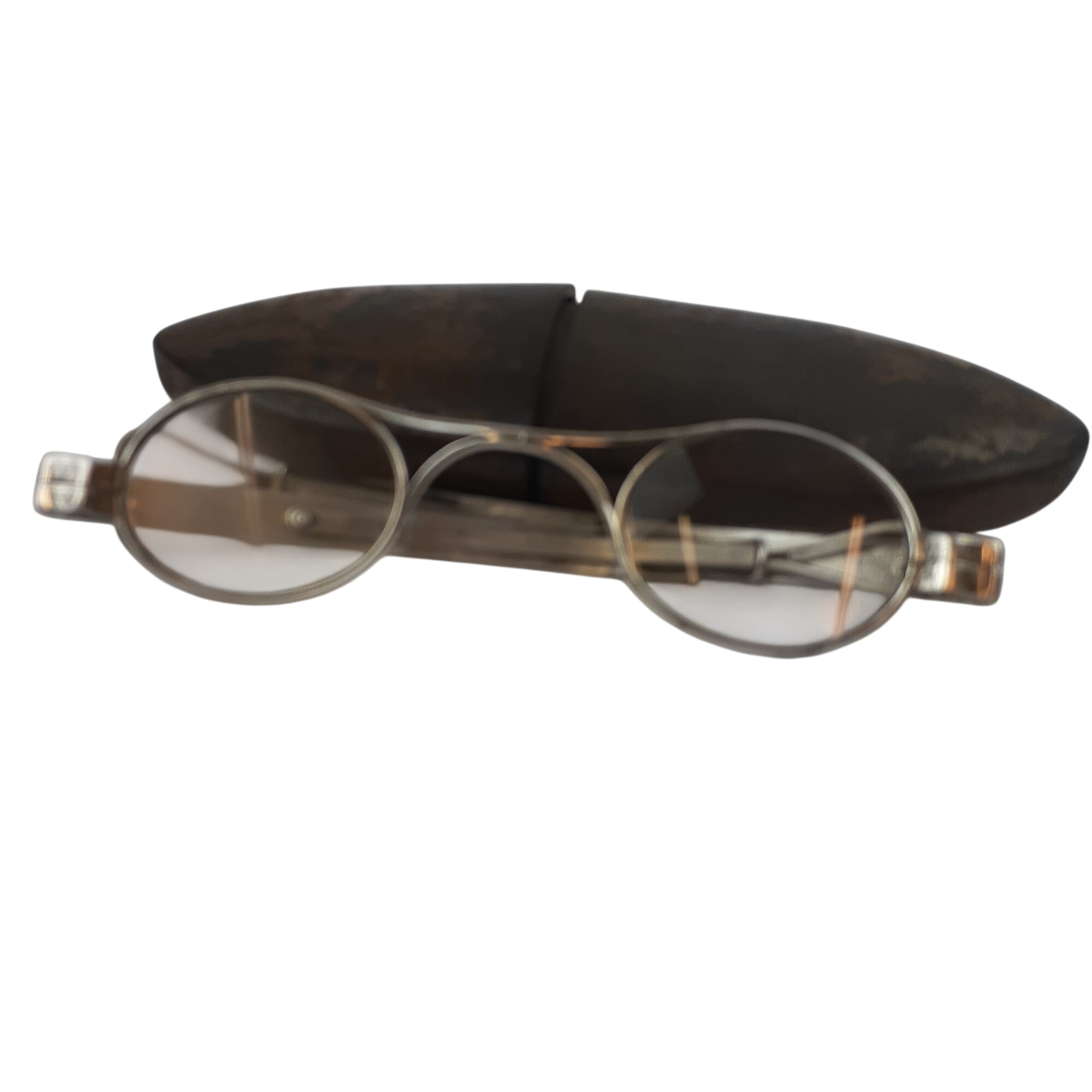 Paire de lunettes pliantes en métal argenté - poinçon abeille F.C Très bon état - 85,00 € Paire de lunettes pliantes en métal argenté - poinçon abeille F.C Très bon état reconditionné disponible sur Label Emmaüs