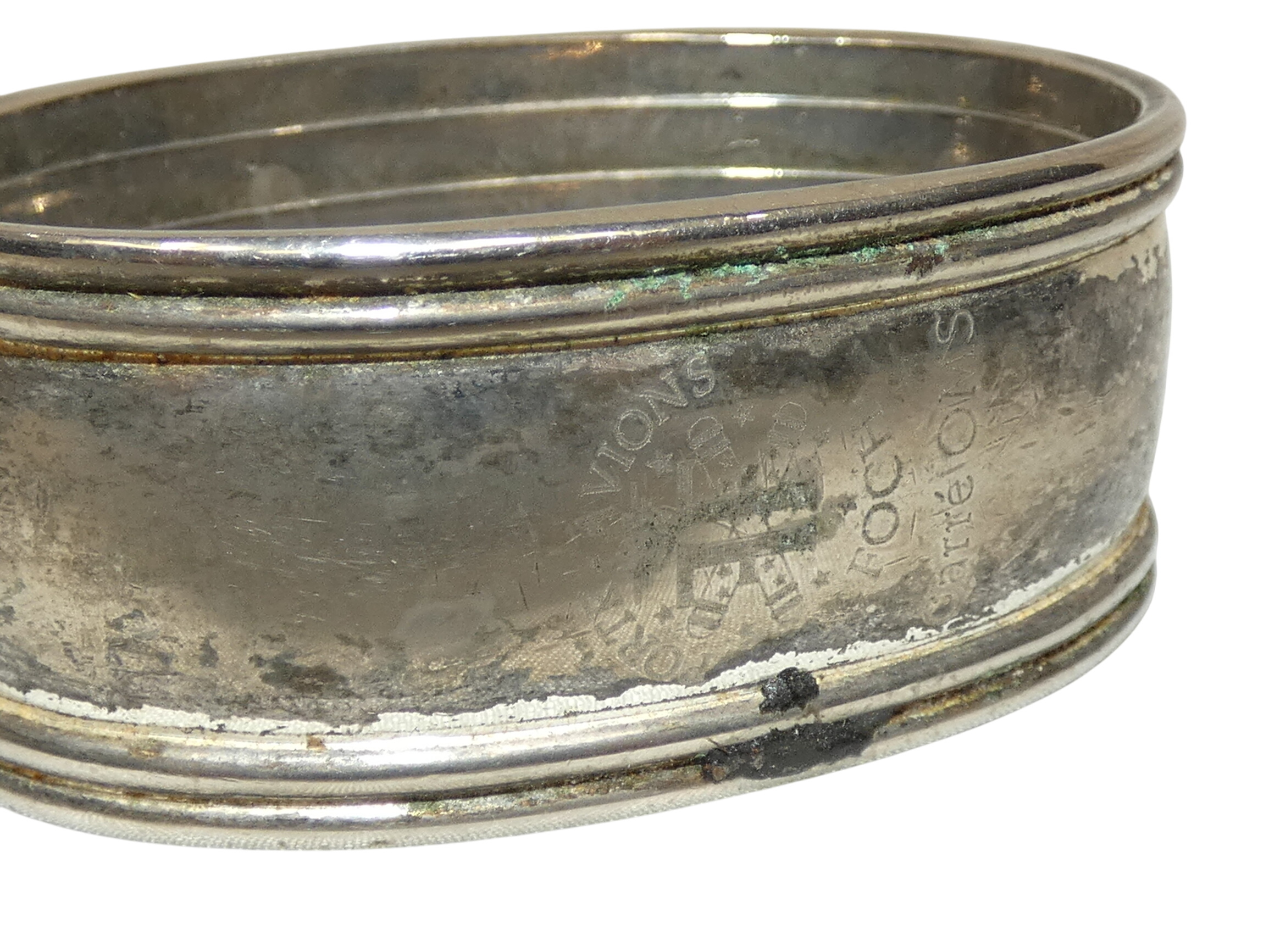 Paire de ronds de serviette en métal argenté du Porte-avion FOCH Bon état - 30,00 € Paire de ronds de serviette en métal argenté du Porte-avion FOCH Bon état reconditionné disponible sur Label Emmaüs