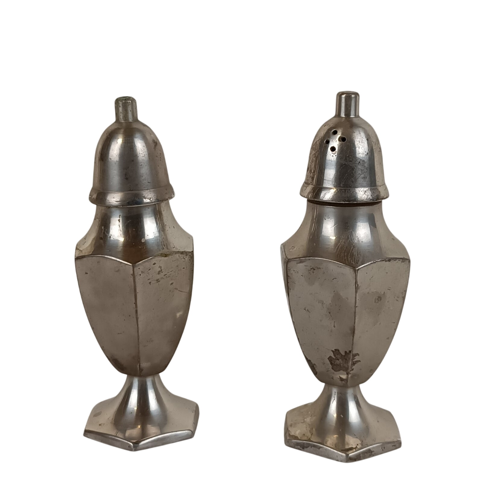 Acheter Paire de Salerons anciens ( salière et poivrière ) en métal argenté État correct - 10,00 € Paire de Salerons anciens ( salière et poivrière ) en métal argenté État correct reconditionné disponible sur Label Emmaüs