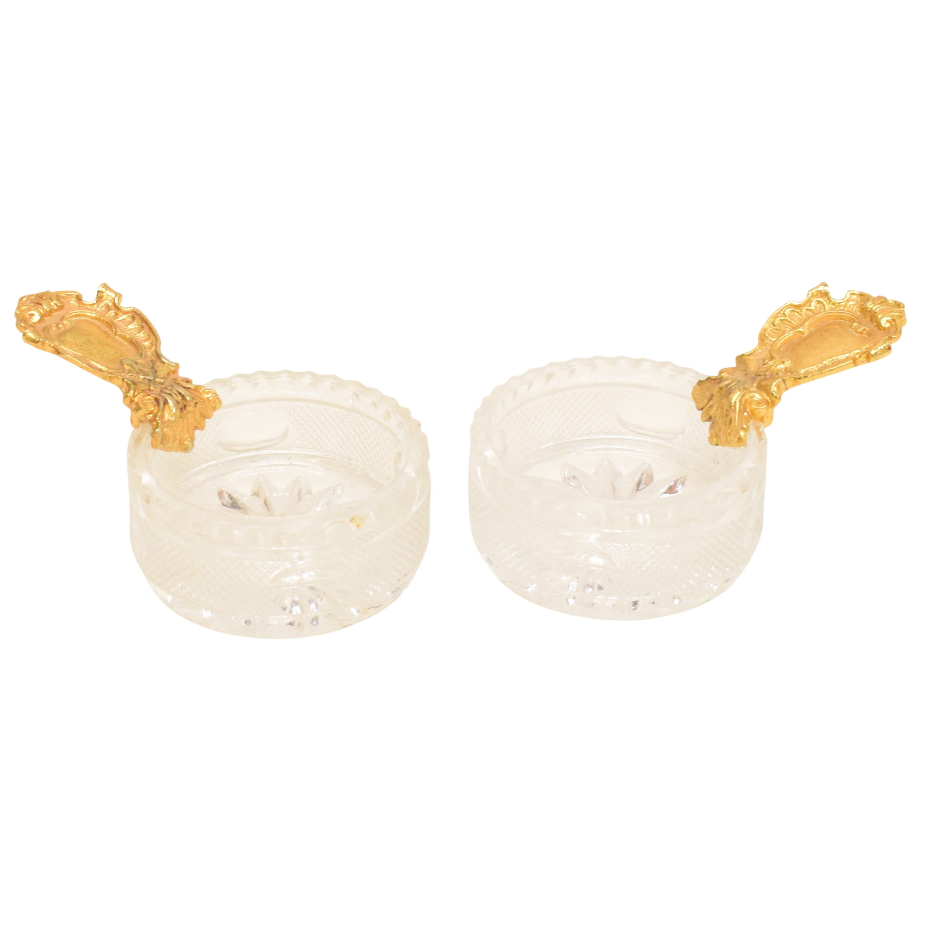 Paire de salerons en verre taillé à anses en métal doré Bon état - 10,00 € Paire de salerons en verre taillé à anses en métal doré Bon état reconditionné disponible sur Label Emmaüs