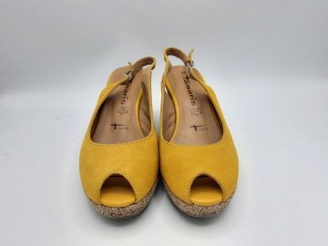 Paire de sandales compensées jaune ocre Bon état - 20,00 € Paire de sandales compensées jaune ocre Bon état Tamaris reconditionné disponible sur Claquettes Market
