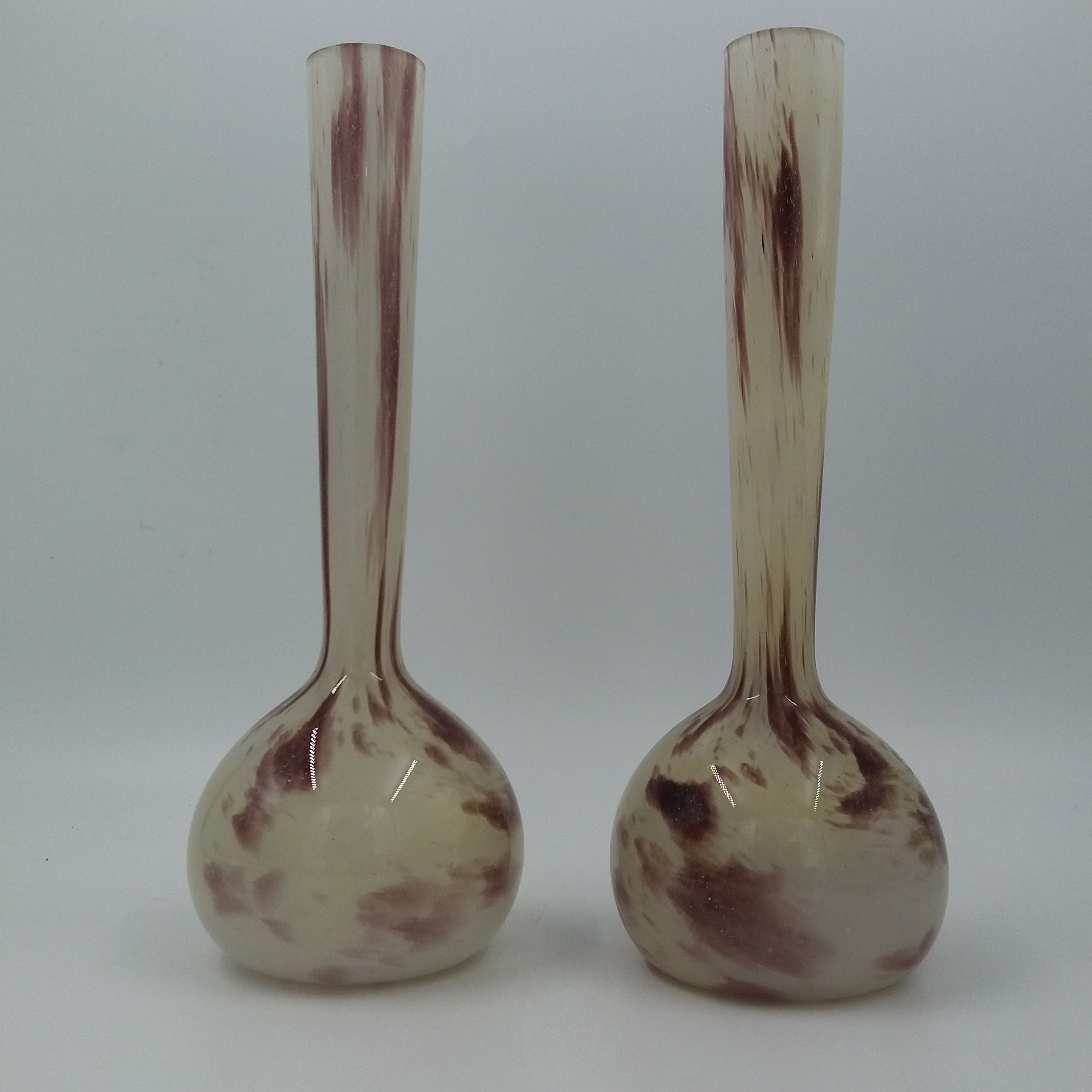 Voir photo 2 de Paire de soliflores vase boule verre soufflé beige et brun Paire de soliflores vase boule verre soufflé beige et brun Très bon état reconditionné photo 2