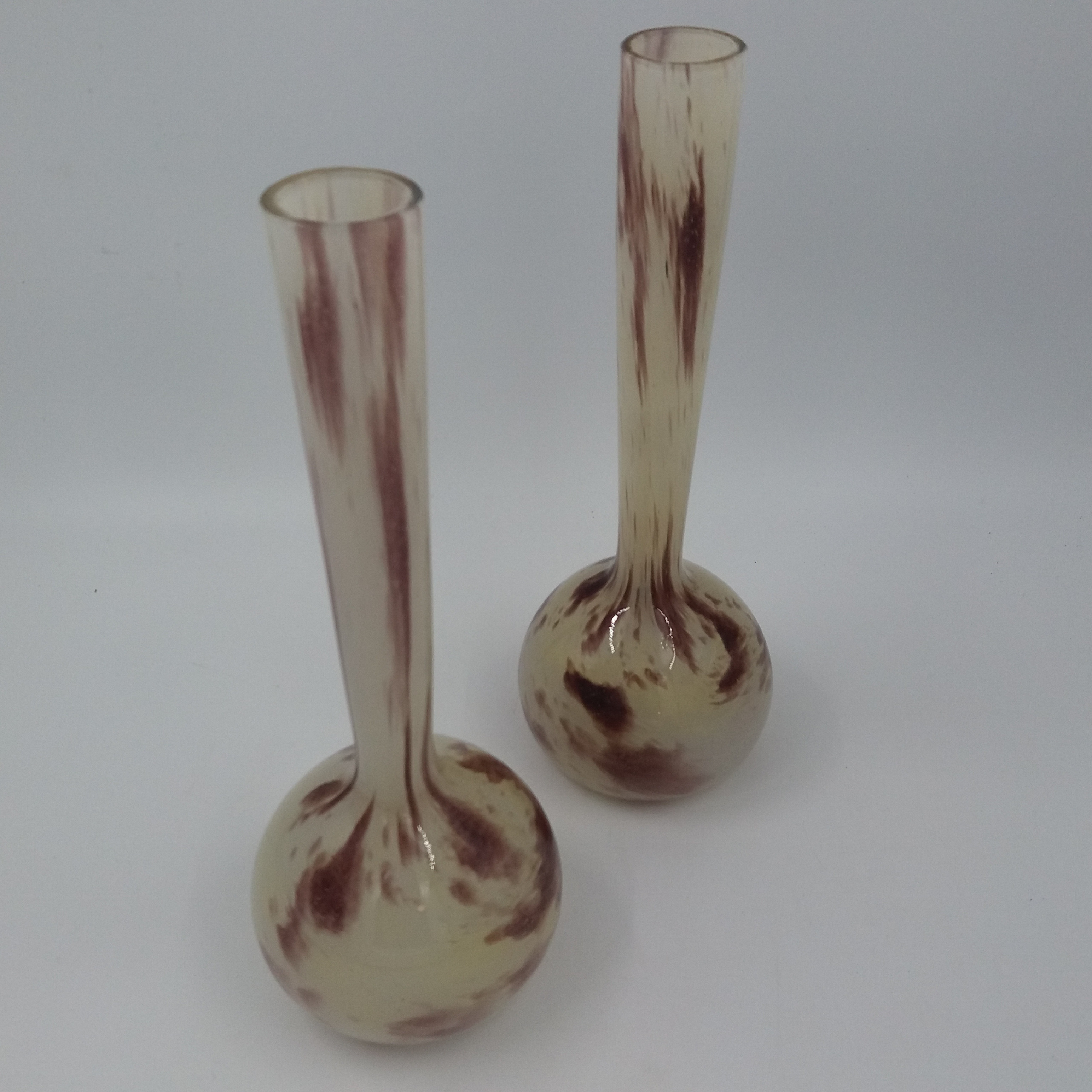 Paire de soliflores vase boule verre soufflé beige et brun Très bon état - 27,30 € Paire de soliflores vase boule verre soufflé beige et brun Très bon état reconditionné disponible sur Label Emmaüs