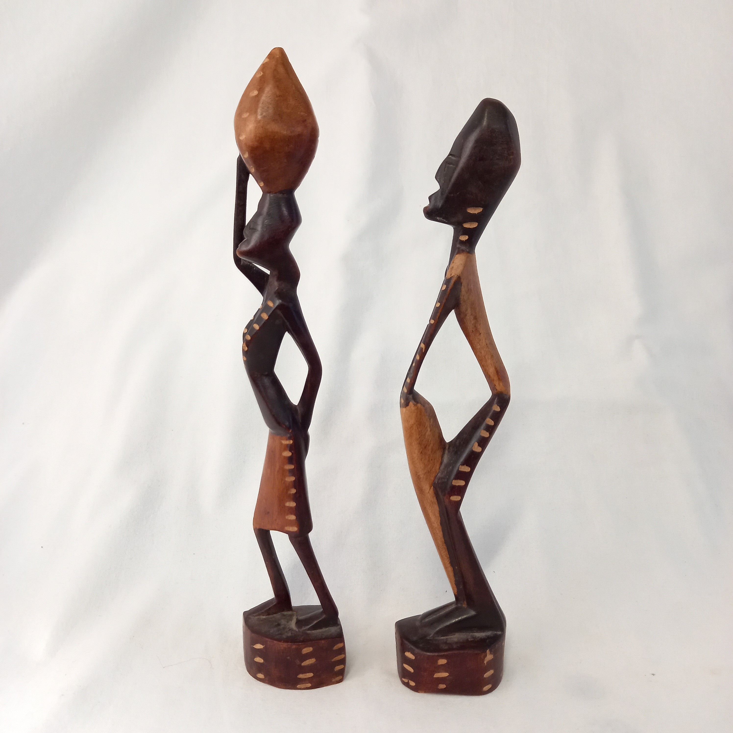Voir photo 2 de Paire de statuettes en bois sculpté représentant un couple - De style d'Art Haïtien Paire de statuettes en bois sculpté représentant un couple - De style d'Art Haïtien Très bon état reconditionné photo 2