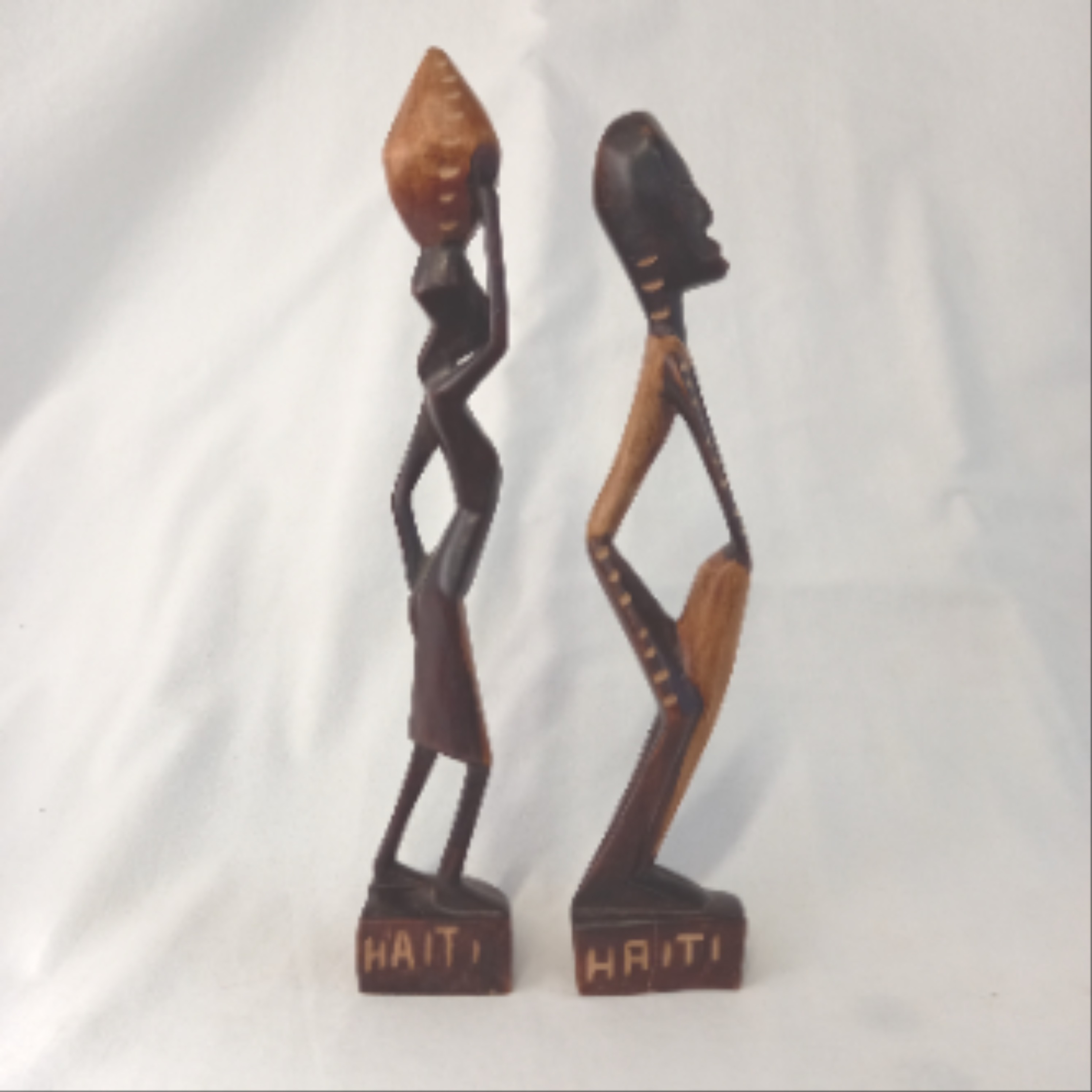 Voir photo 3 de Paire de statuettes en bois sculpté représentant un couple - De style d'Art Haïtien Paire de statuettes en bois sculpté représentant un couple - De style d'Art Haïtien Très bon état reconditionné photo 3