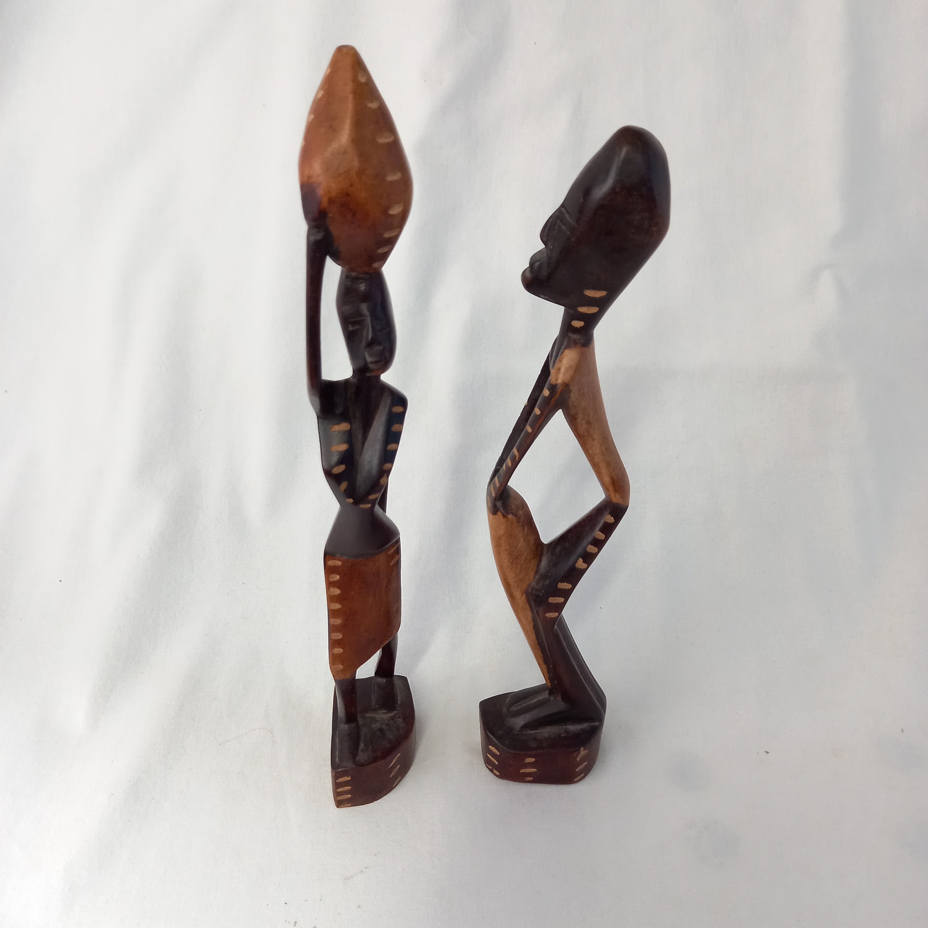 Voir photo 4 de Paire de statuettes en bois sculpté représentant un couple - De style d'Art Haïtien Paire de statuettes en bois sculpté représentant un couple - De style d'Art Haïtien Très bon état reconditionné photo 4