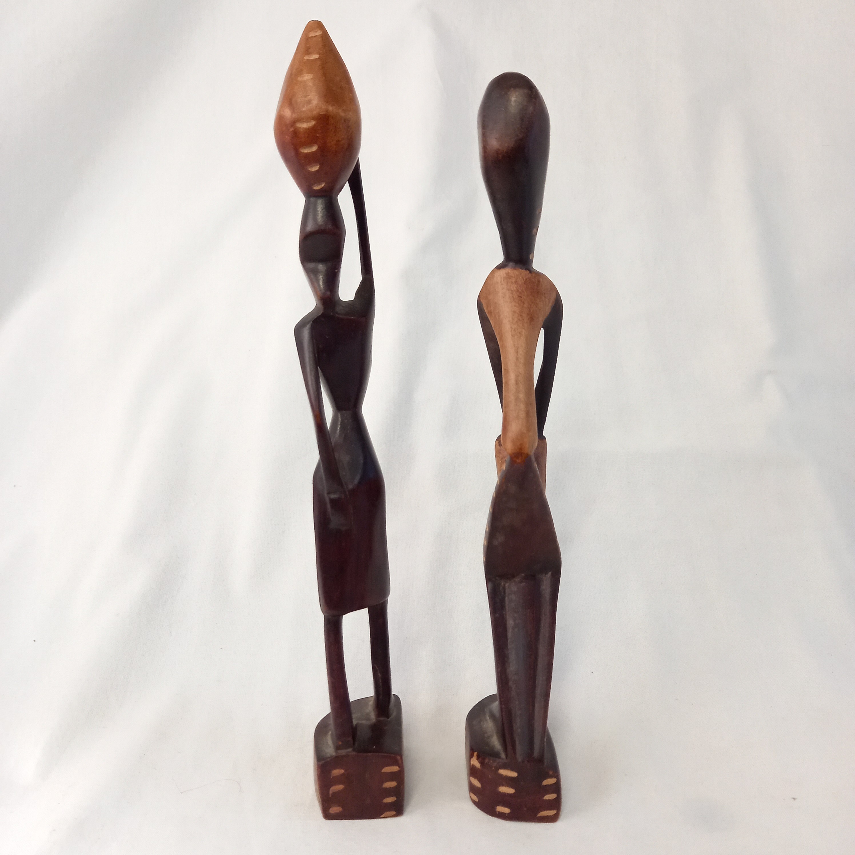 Voir photo 5 de Paire de statuettes en bois sculpté représentant un couple - De style d'Art Haïtien Paire de statuettes en bois sculpté représentant un couple - De style d'Art Haïtien Très bon état reconditionné photo 5