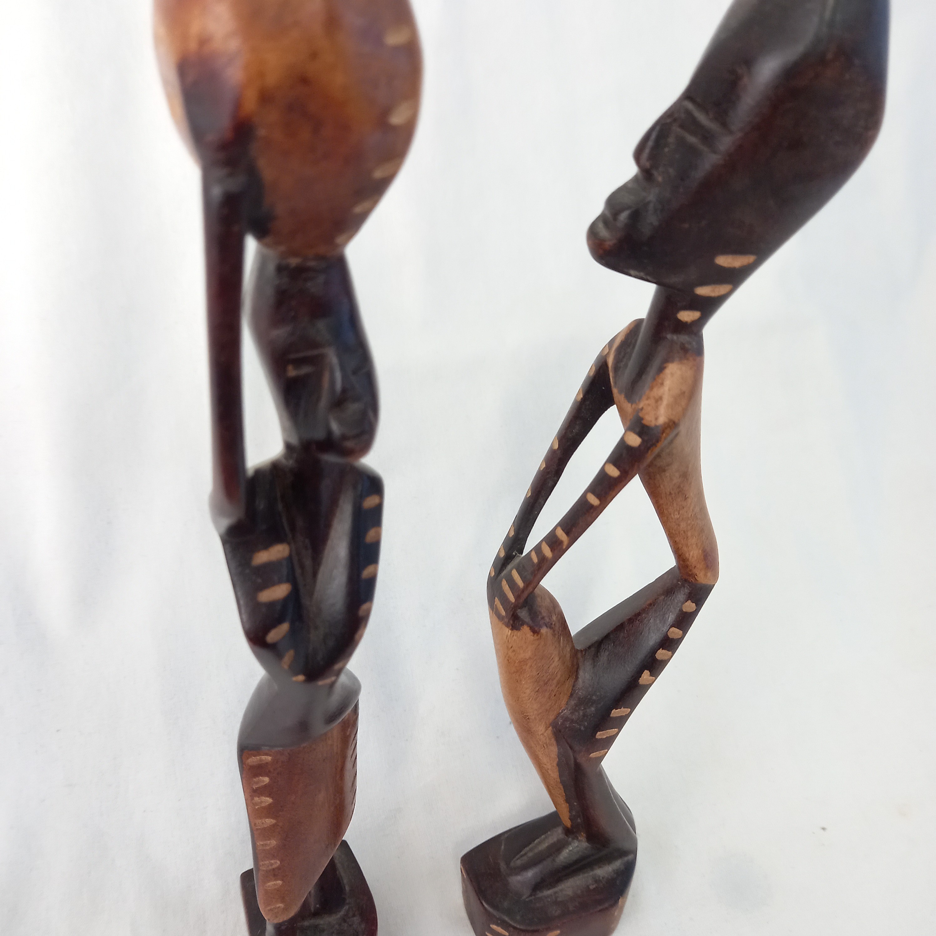 Voir photo 6 de Paire de statuettes en bois sculpté représentant un couple - De style d'Art Haïtien Paire de statuettes en bois sculpté représentant un couple - De style d'Art Haïtien Très bon état reconditionné photo 6