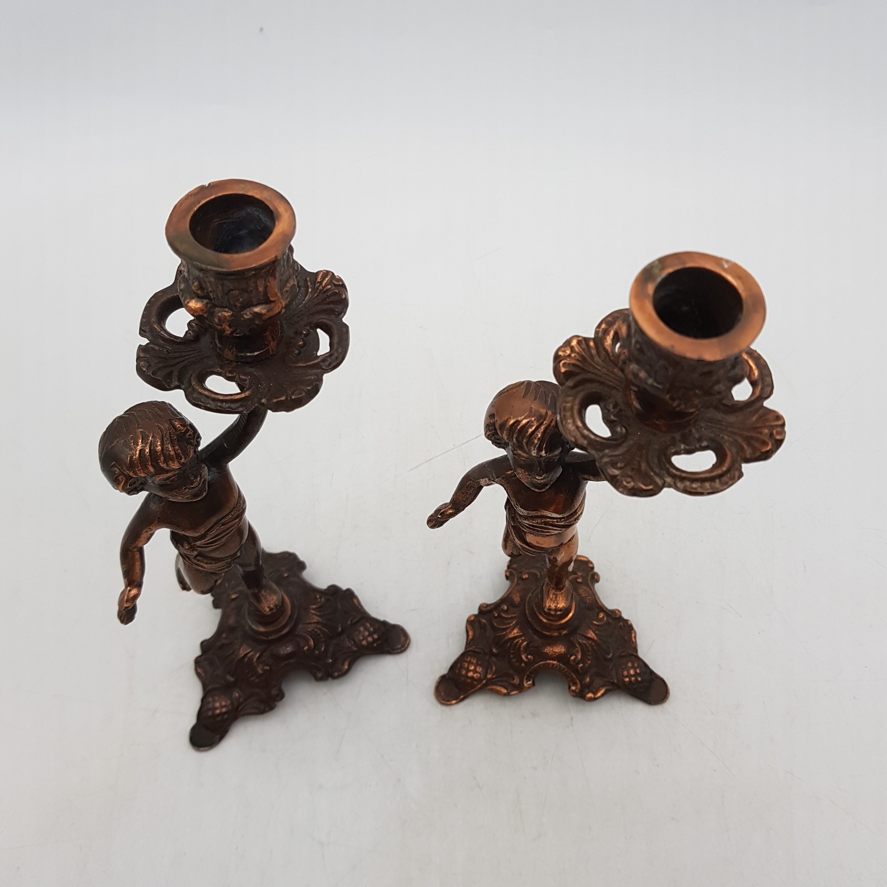 Voir photo 4 de Paire de très beaux bougeoirs chérubins en métal doré Anciens Paire de très beaux bougeoirs chérubins en métal doré Anciens reconditionné photo 4