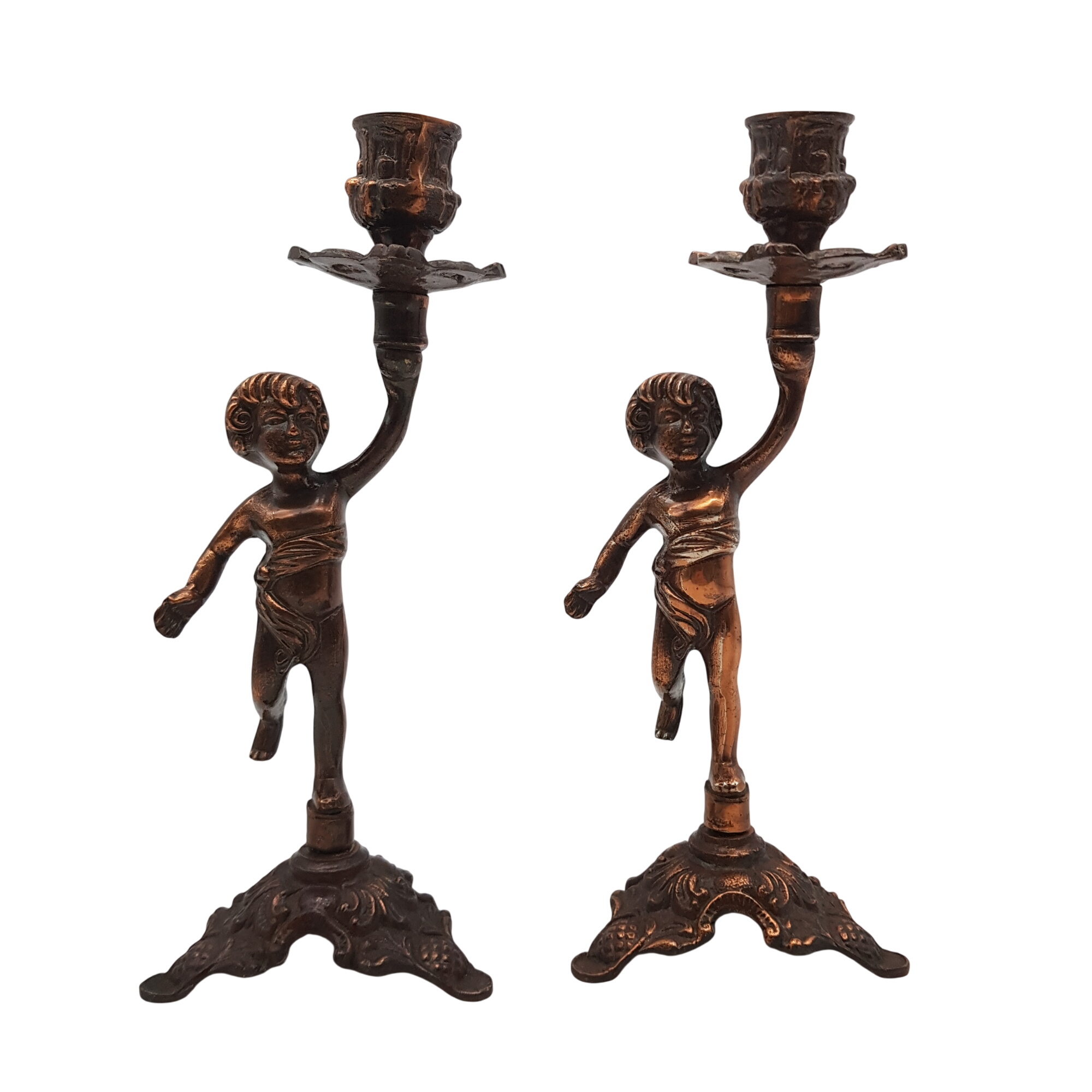 Paire de très beaux bougeoirs chérubins en métal doré Anciens - 45,00 € Paire de très beaux bougeoirs chérubins en métal doré Anciens reconditionné disponible sur Label Emmaüs