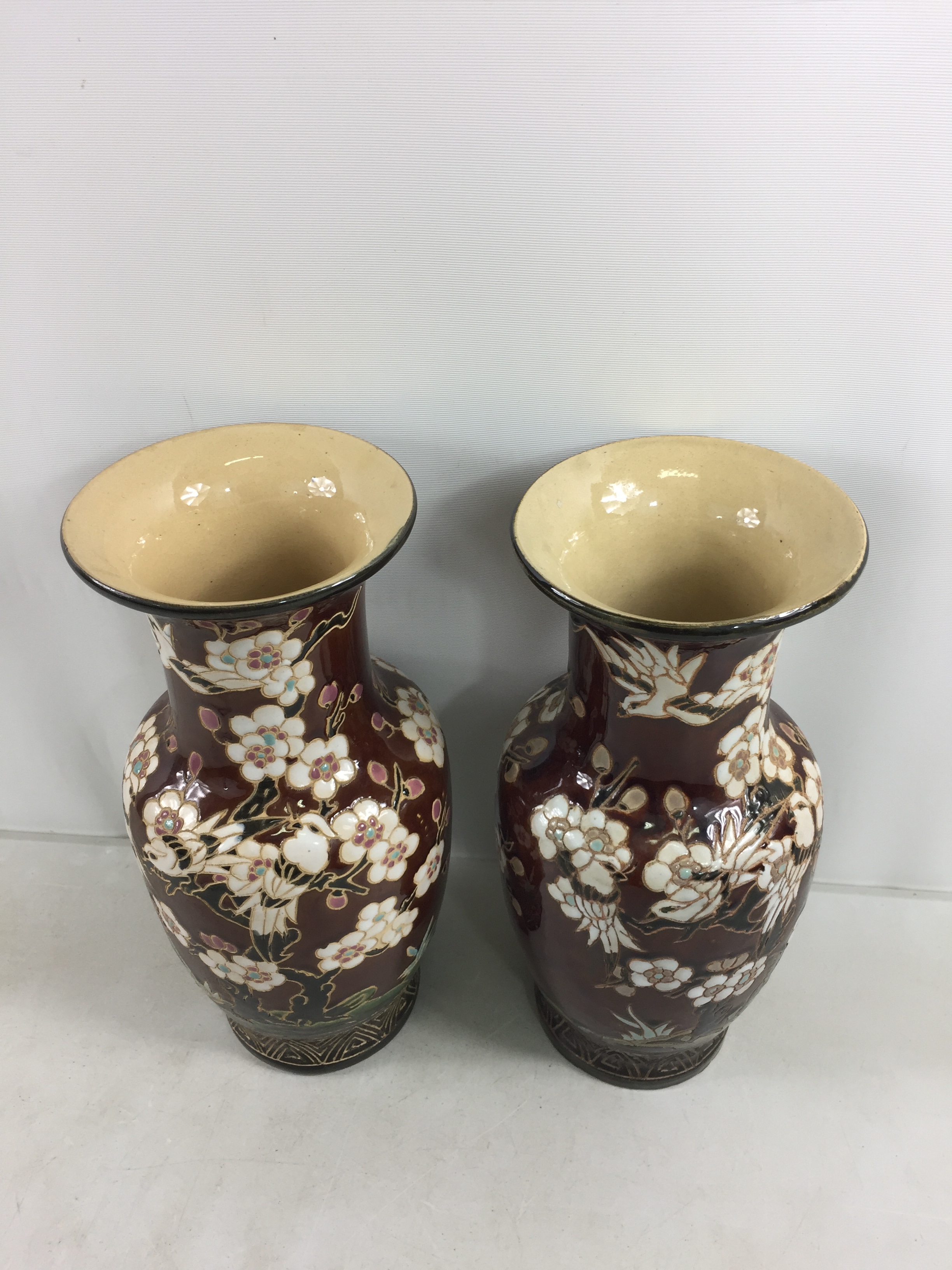 Voir photo 2 de Paire de vases en porcelaine de Chine Paire de vases en porcelaine de Chine État correct reconditionné photo 2