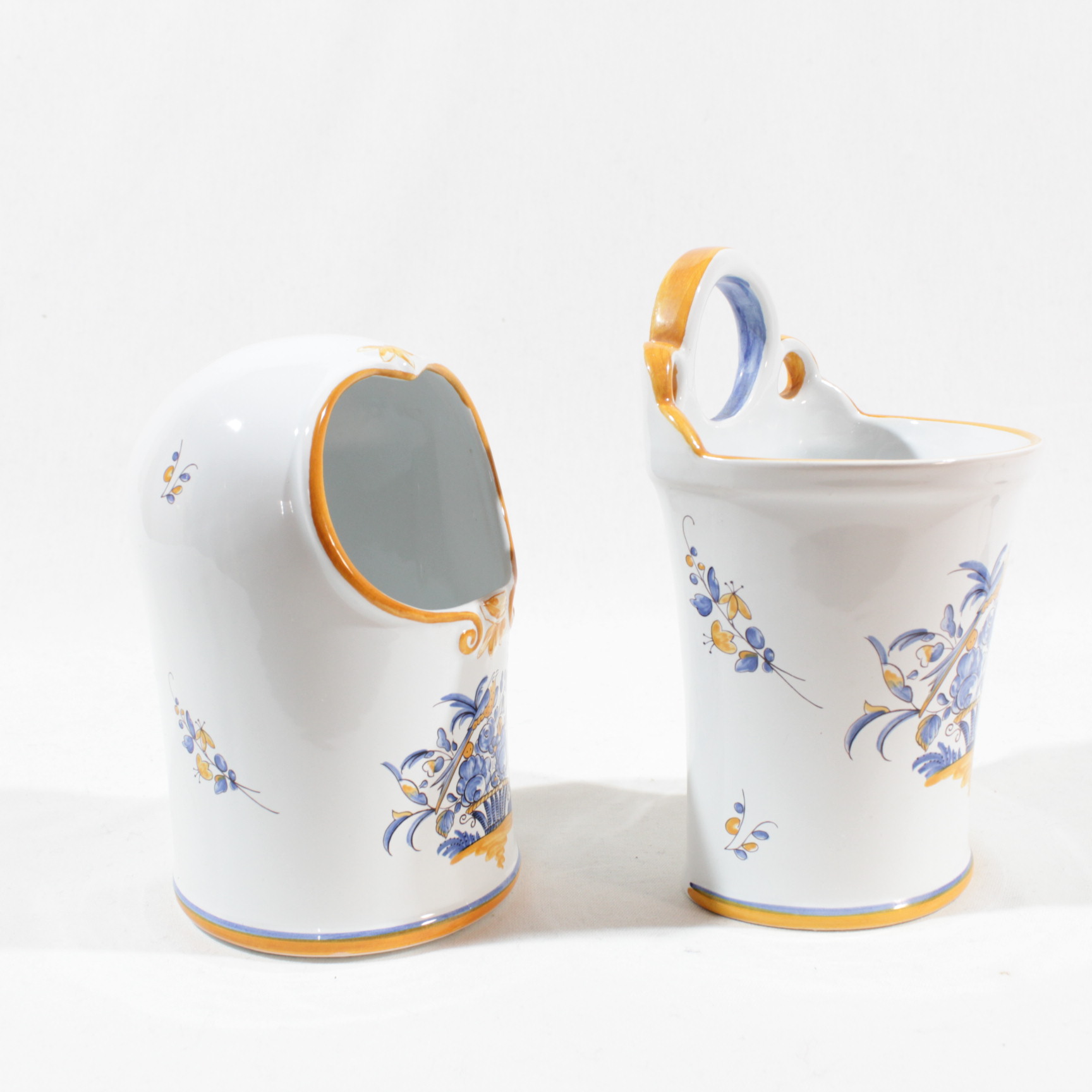 Acheter Paire de Vases en porcelaine Bon état - 10,00 € Paire de Vases en porcelaine Bon état reconditionné disponible sur Label Emmaüs