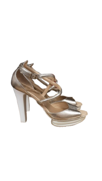 Paire sandales à talon de seconde main Très bon état - 20,00 € Paire sandales à talon de seconde main Très bon état N/A reconditionné disponible sur Claquettes Market
