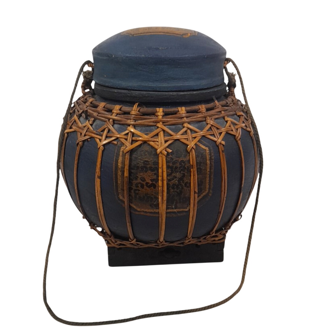 Panier à Riz Traditionnel Asiatique en Vannerie Laquée et Rotin – Artisanat d'Asie du Sud-Est Très bon état - 39,00 € Panier à Riz Traditionnel Asiatique en Vannerie Laquée et Rotin – Artisanat d'Asie du Sud-Est Très bon état reconditionné disponible sur Label Emmaüs
