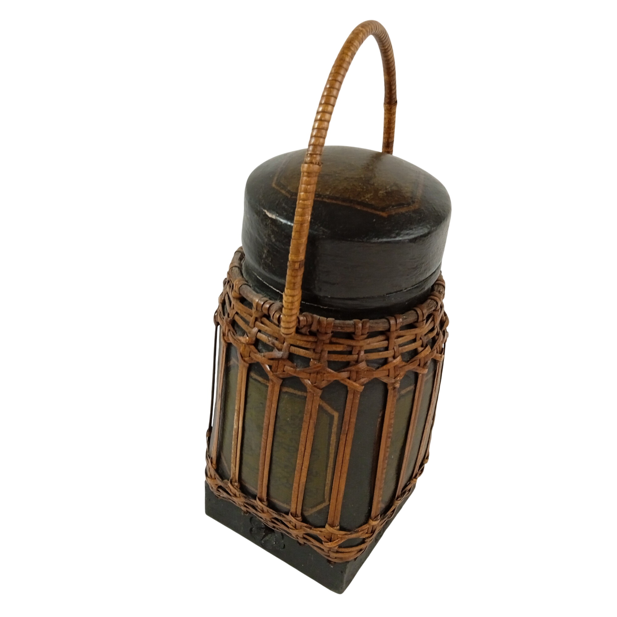 Acheter Panier Boite à riz traditionnel de Thaïlande en bambou tressé et peint à la main Bon état - 44,00 € Panier Boite à riz traditionnel de Thaïlande en bambou tressé et peint à la main Bon état reconditionné disponible sur Label Emmaüs