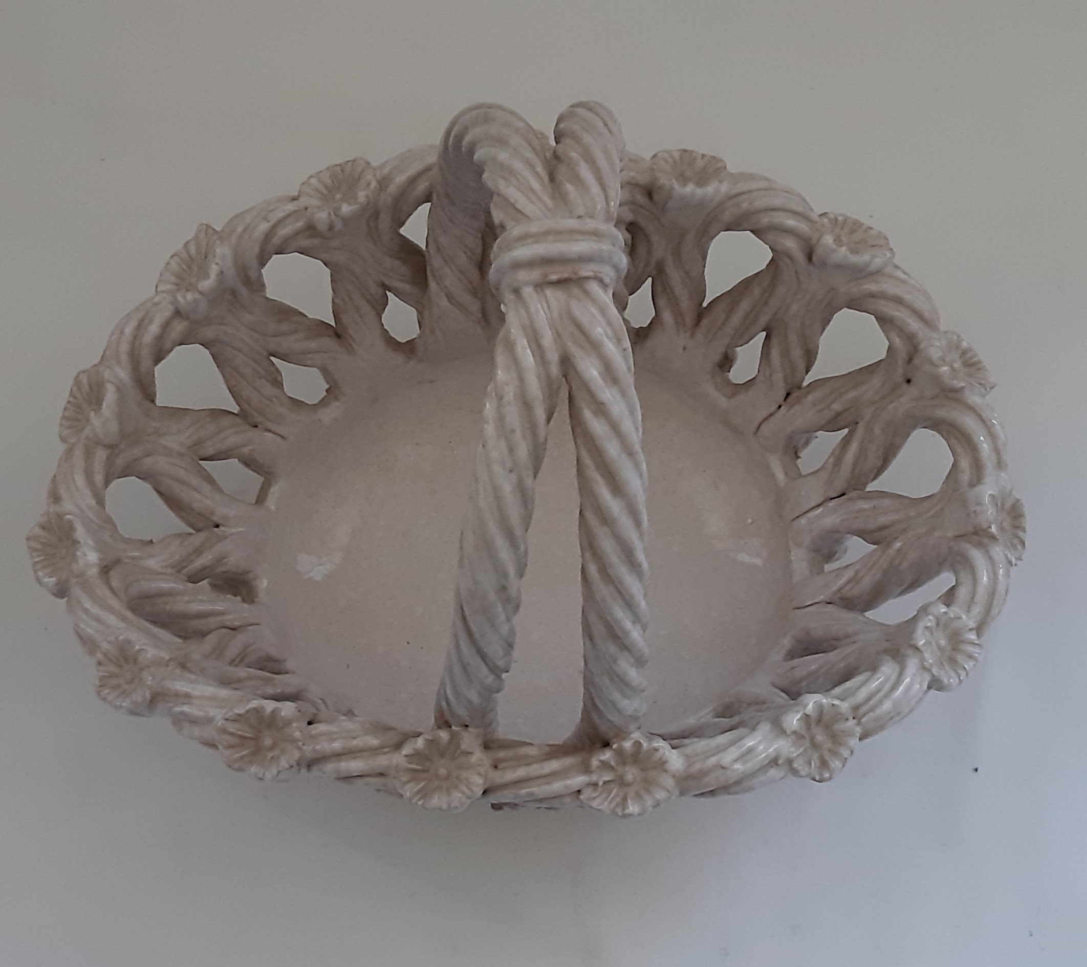 Voir photo 2 de Panier coupe à fruit en faïence, barbotine, style art nouveau, signé Panier coupe à fruit en faïence, barbotine, style art nouveau, signé Très bon état reconditionné photo 2