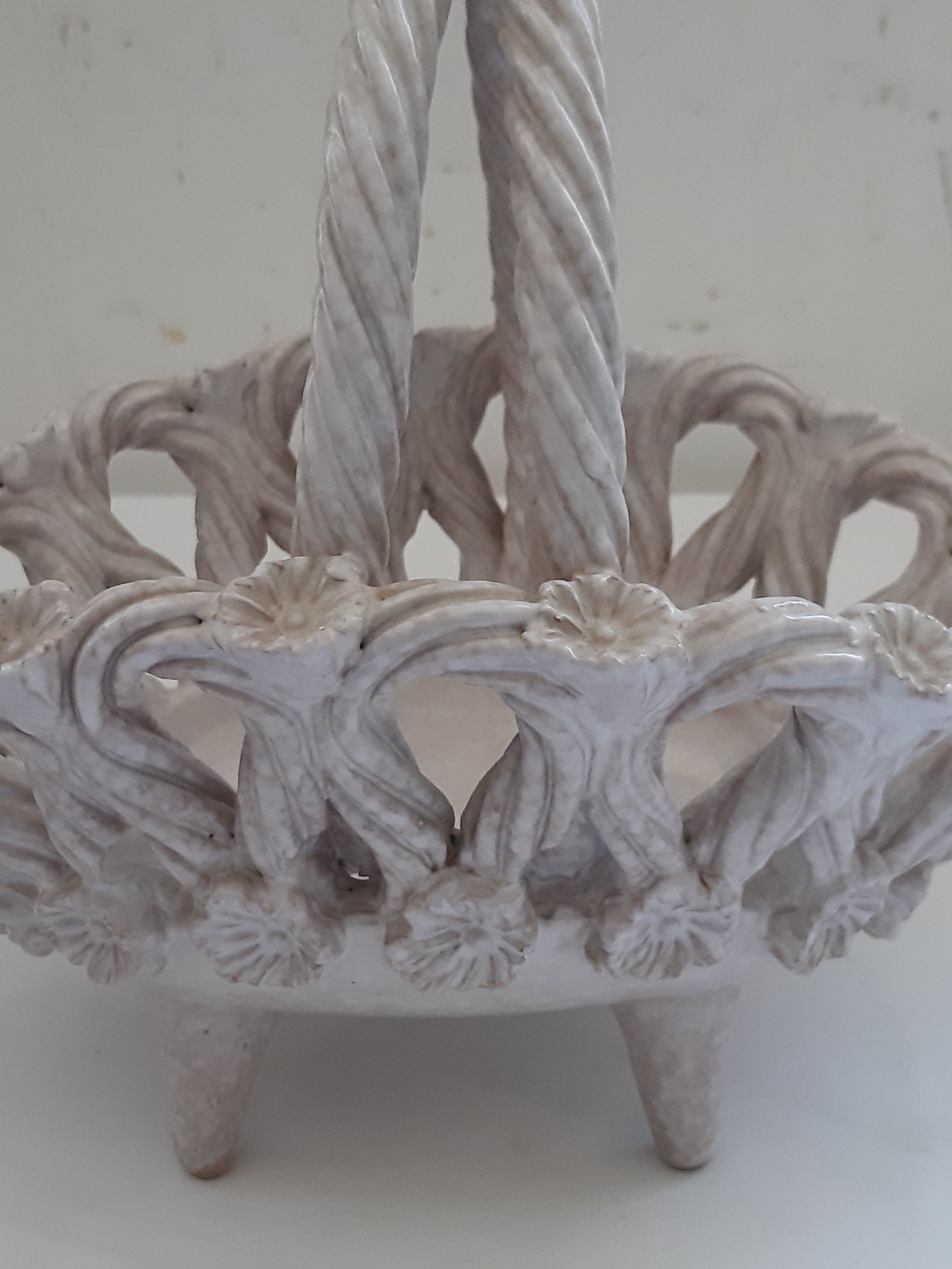 Voir photo 3 de Panier coupe à fruit en faïence, barbotine, style art nouveau, signé Panier coupe à fruit en faïence, barbotine, style art nouveau, signé Très bon état reconditionné photo 3