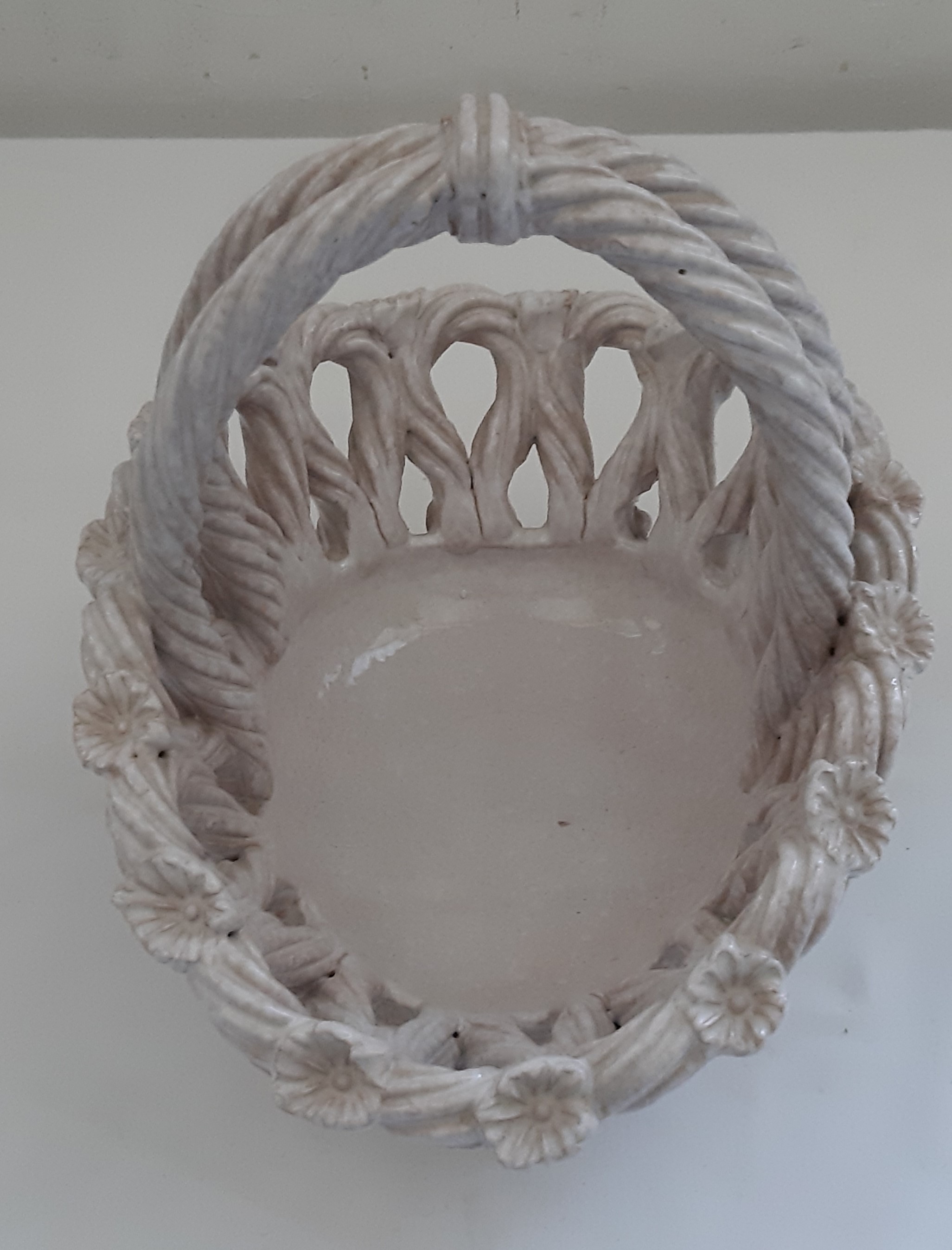 Voir photo 4 de Panier coupe à fruit en faïence, barbotine, style art nouveau, signé Panier coupe à fruit en faïence, barbotine, style art nouveau, signé Très bon état reconditionné photo 4