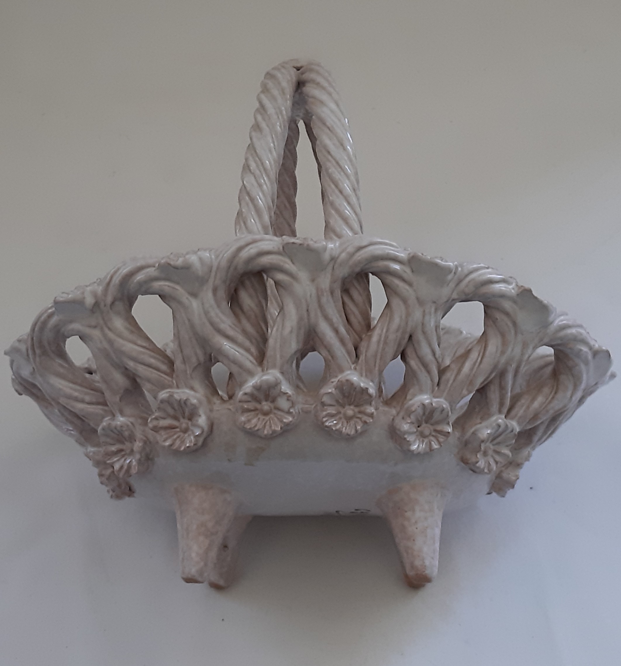 Voir photo 7 de Panier coupe à fruit en faïence, barbotine, style art nouveau, signé Panier coupe à fruit en faïence, barbotine, style art nouveau, signé Très bon état reconditionné photo 7