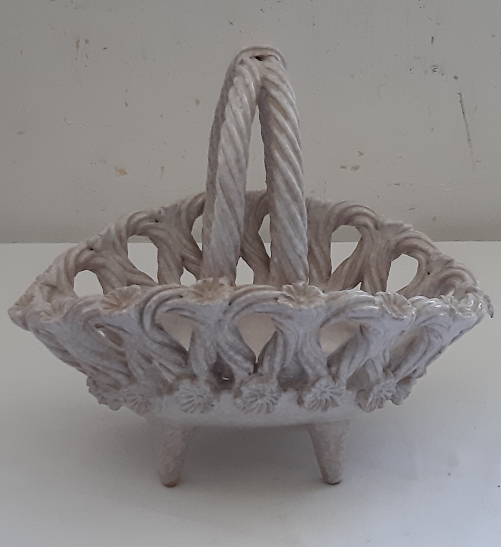 Panier coupe à fruit en faïence, barbotine, style art nouveau, signé Très bon état - 24,00 € Panier coupe à fruit en faïence, barbotine, style art nouveau, signé Très bon état reconditionné disponible sur Label Emmaüs
