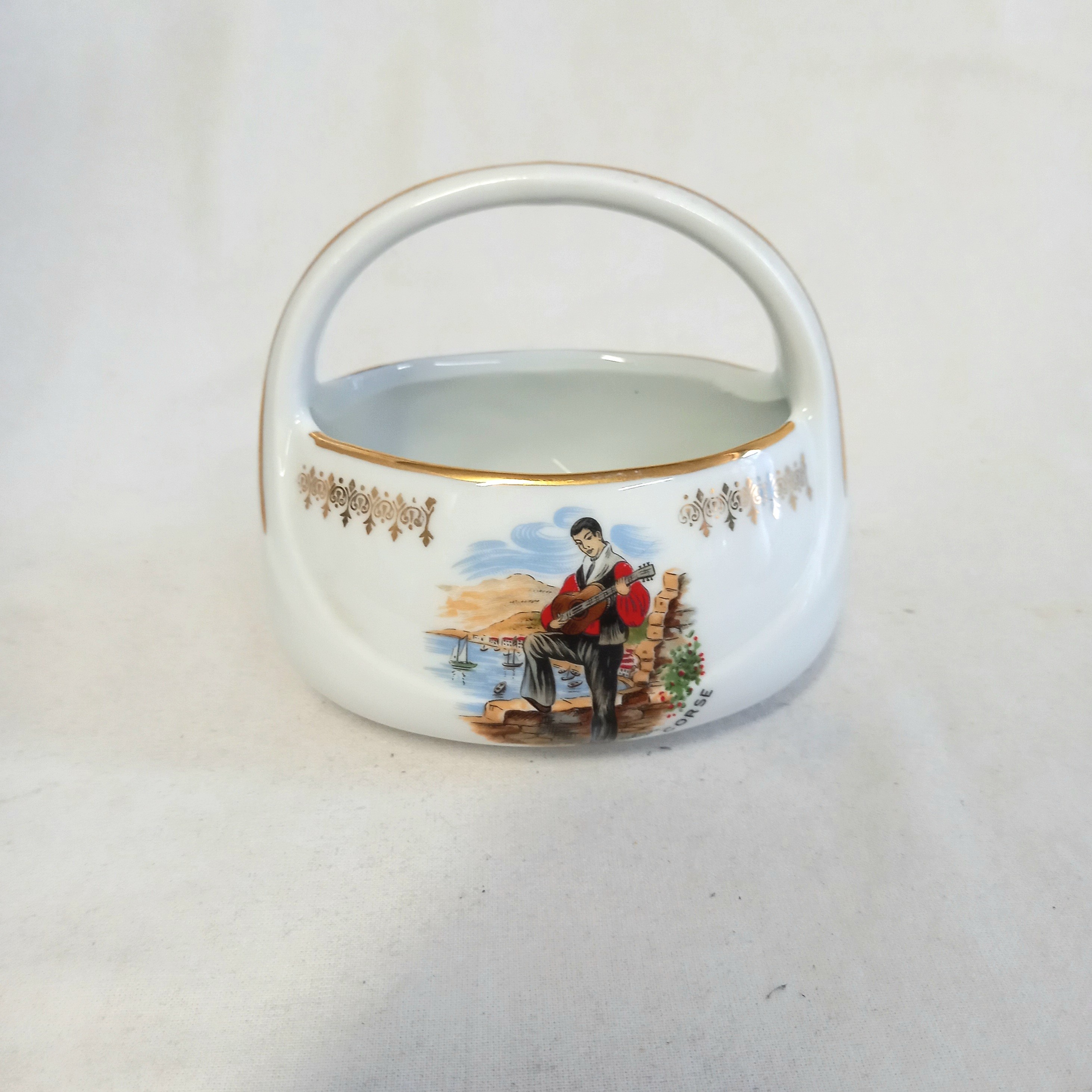 Voir photo 2 de Panier en porcelaine de marque FO, avec anse, décor chanteur Corse Panier en porcelaine de marque FO, avec anse, décor chanteur Corse Très bon état reconditionné photo 2