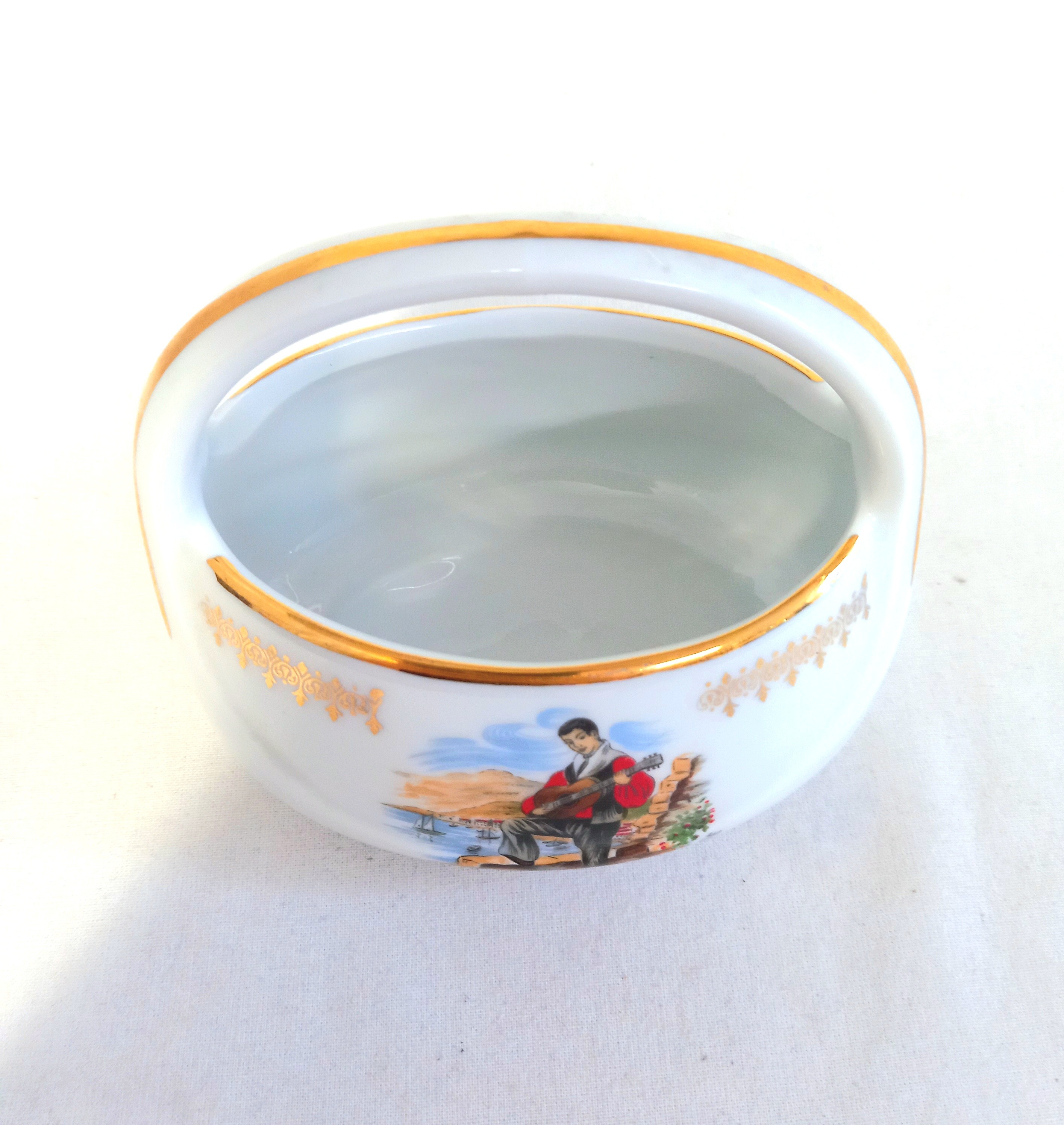 Voir photo 3 de Panier en porcelaine de marque FO, avec anse, décor chanteur Corse Panier en porcelaine de marque FO, avec anse, décor chanteur Corse Très bon état reconditionné photo 3