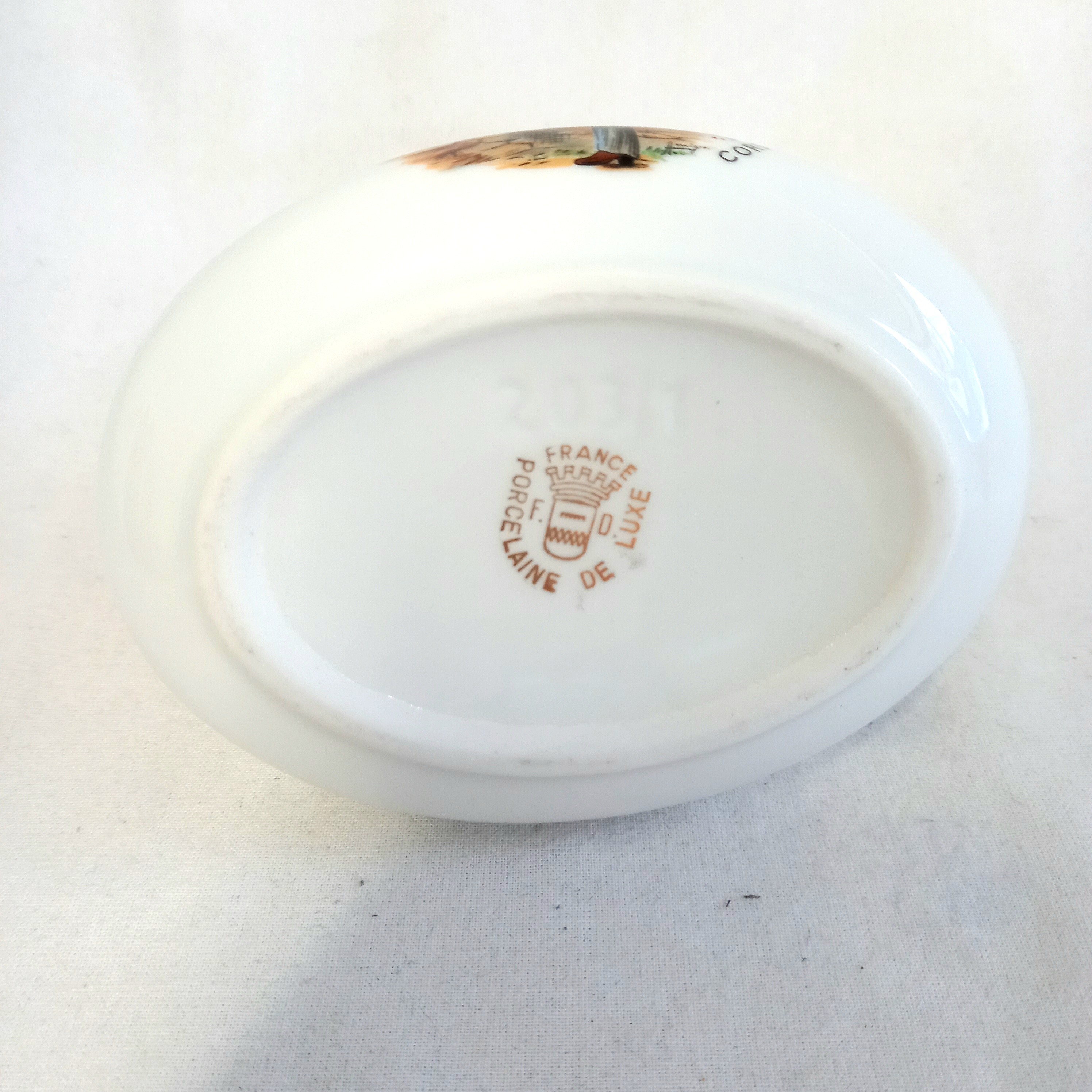 Voir photo 4 de Panier en porcelaine de marque FO, avec anse, décor chanteur Corse Panier en porcelaine de marque FO, avec anse, décor chanteur Corse Très bon état reconditionné photo 4