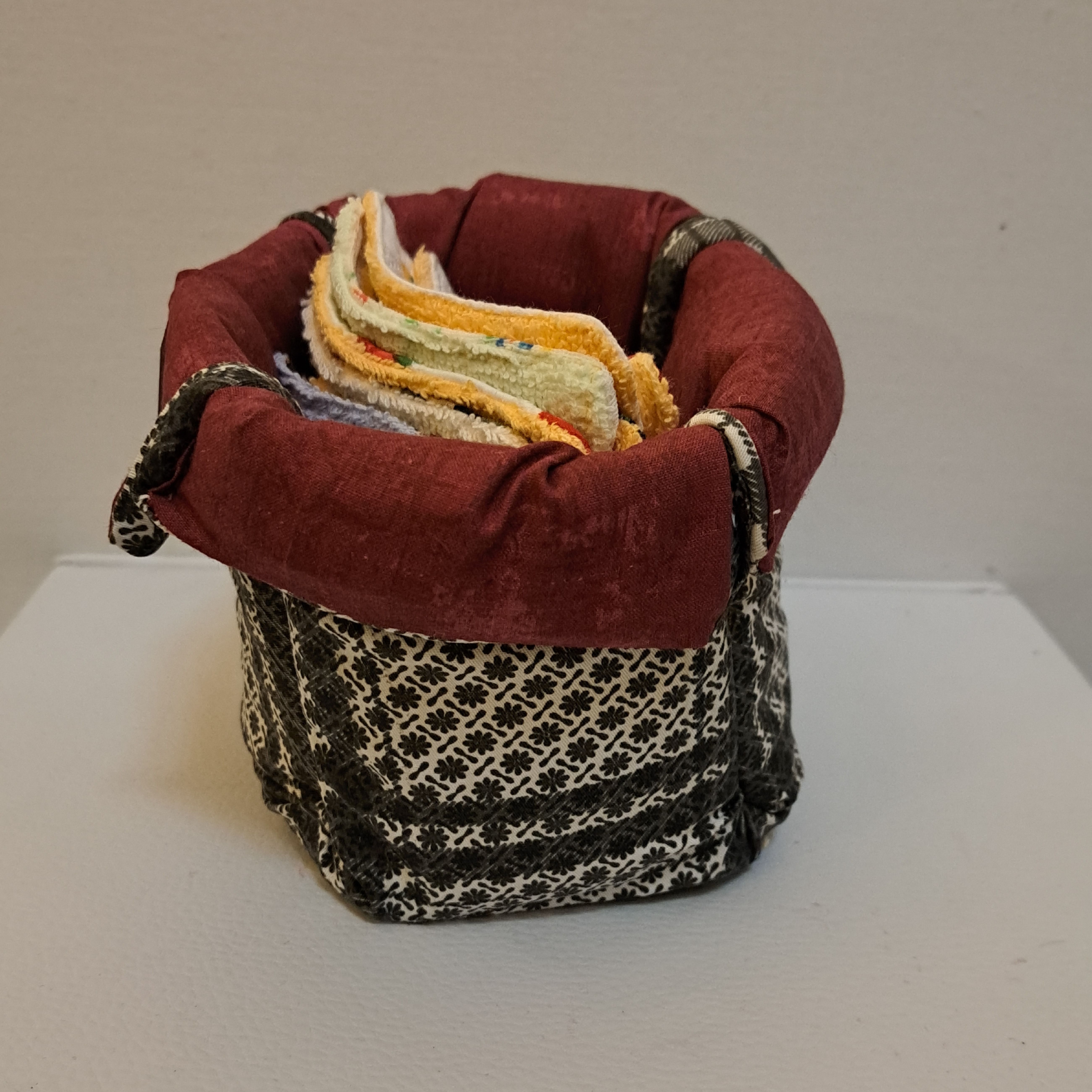 Voir photo 2 de Panier et ses lingettes démaquillantes lavables - 100% matières recyclées - Etoffe Meuse Panier et ses lingettes démaquillantes lavables - 100% matières recyclées - Etoffe Meuse Parfait état reconditionné photo 2