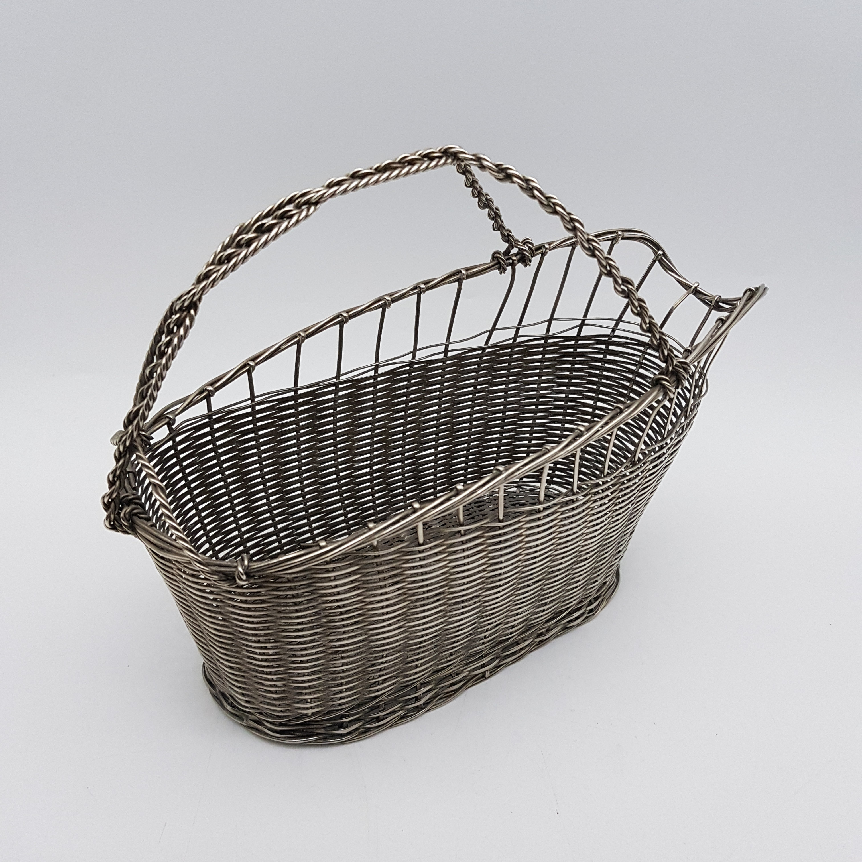 Voir photo 2 de Panier porte bouteille en metal argenté tressé Panier porte bouteille en metal argenté tressé Bon état reconditionné photo 2