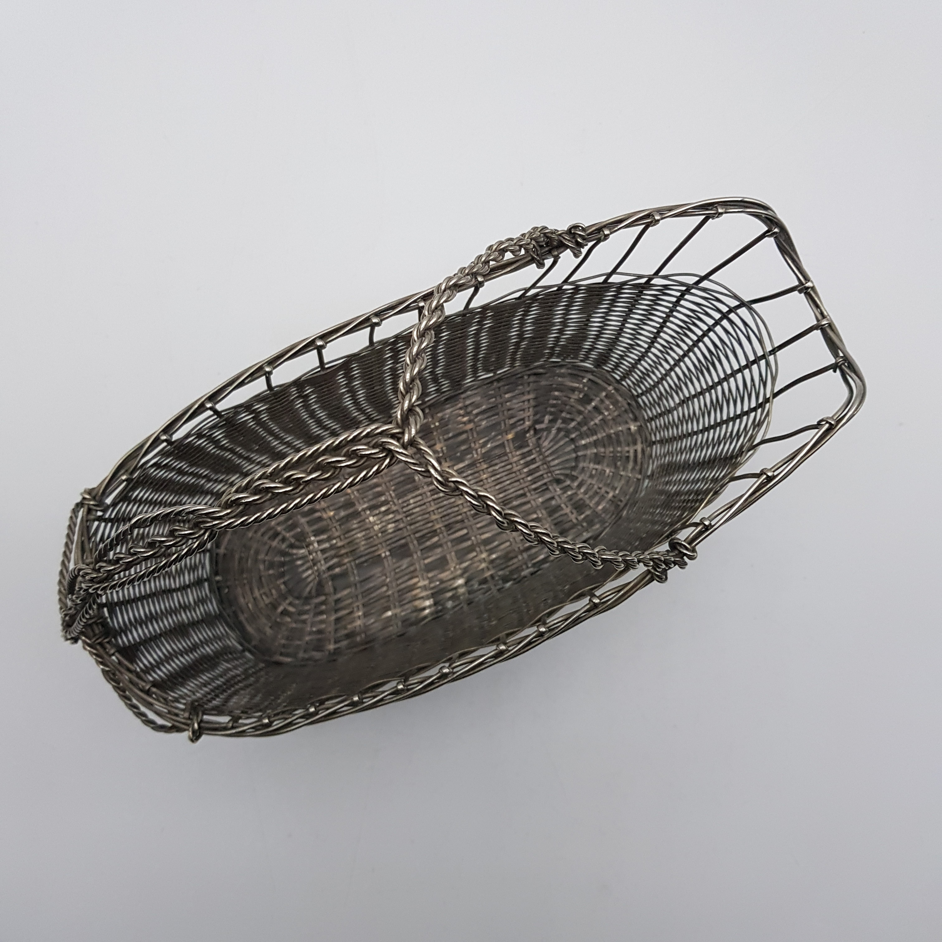 Voir photo 3 de Panier porte bouteille en metal argenté tressé Panier porte bouteille en metal argenté tressé Bon état reconditionné photo 3