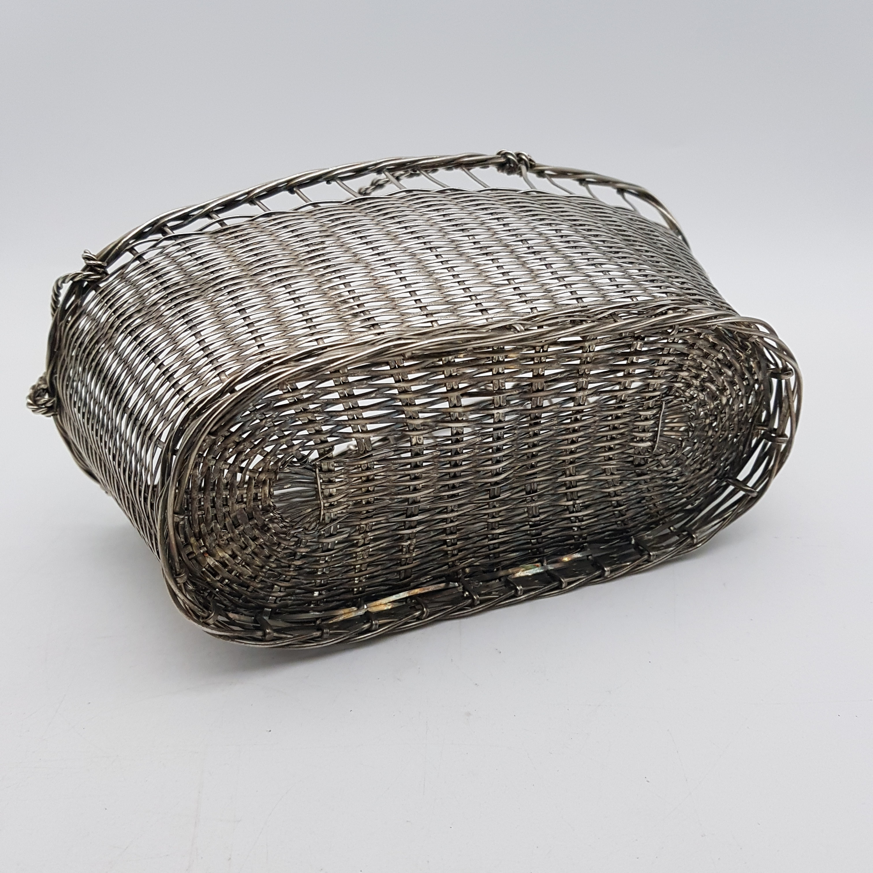 Voir photo 4 de Panier porte bouteille en metal argenté tressé Panier porte bouteille en metal argenté tressé Bon état reconditionné photo 4