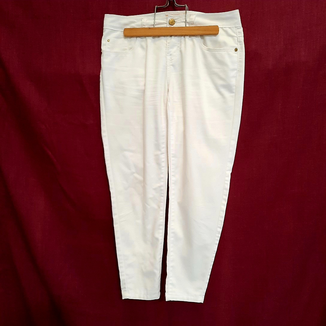 Acheter Pantalon blanc casual jean's cigarette YES YES - T 38 Très bon état - 11,00 € Pantalon blanc casual jean's cigarette YES YES - T 38 Très bon état reconditionné disponible sur Label Emmaüs