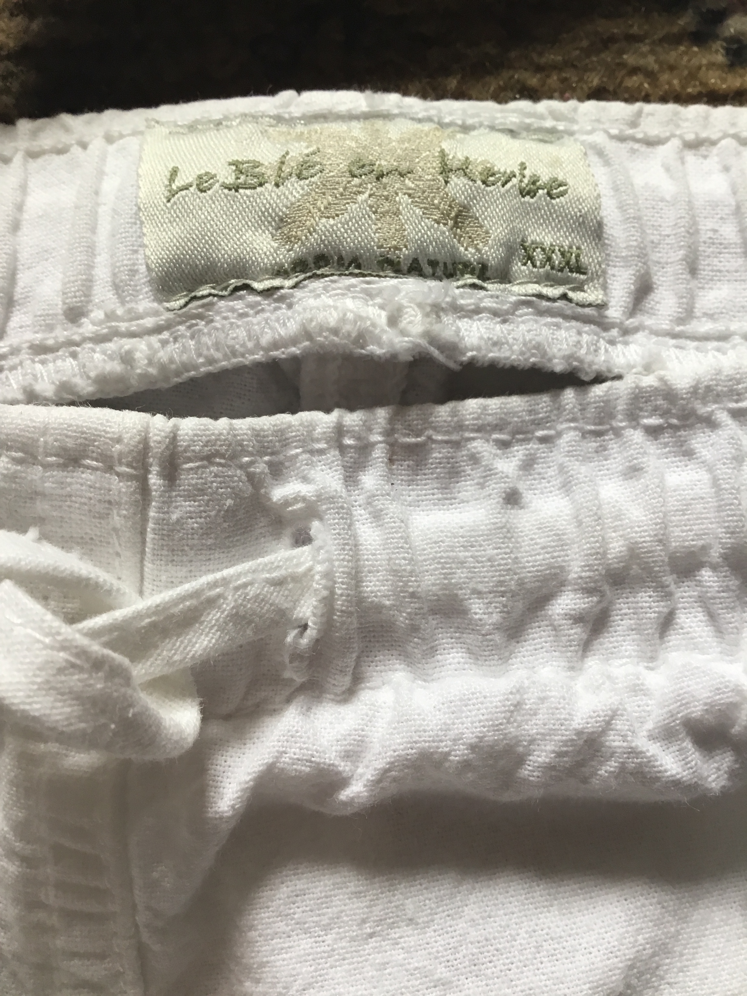 Pantalon blanc style jogging « le Blé en herbe » Très bon état - 20,00 € Pantalon blanc style jogging « le Blé en herbe » Très bon état reconditionné disponible sur Label Emmaüs