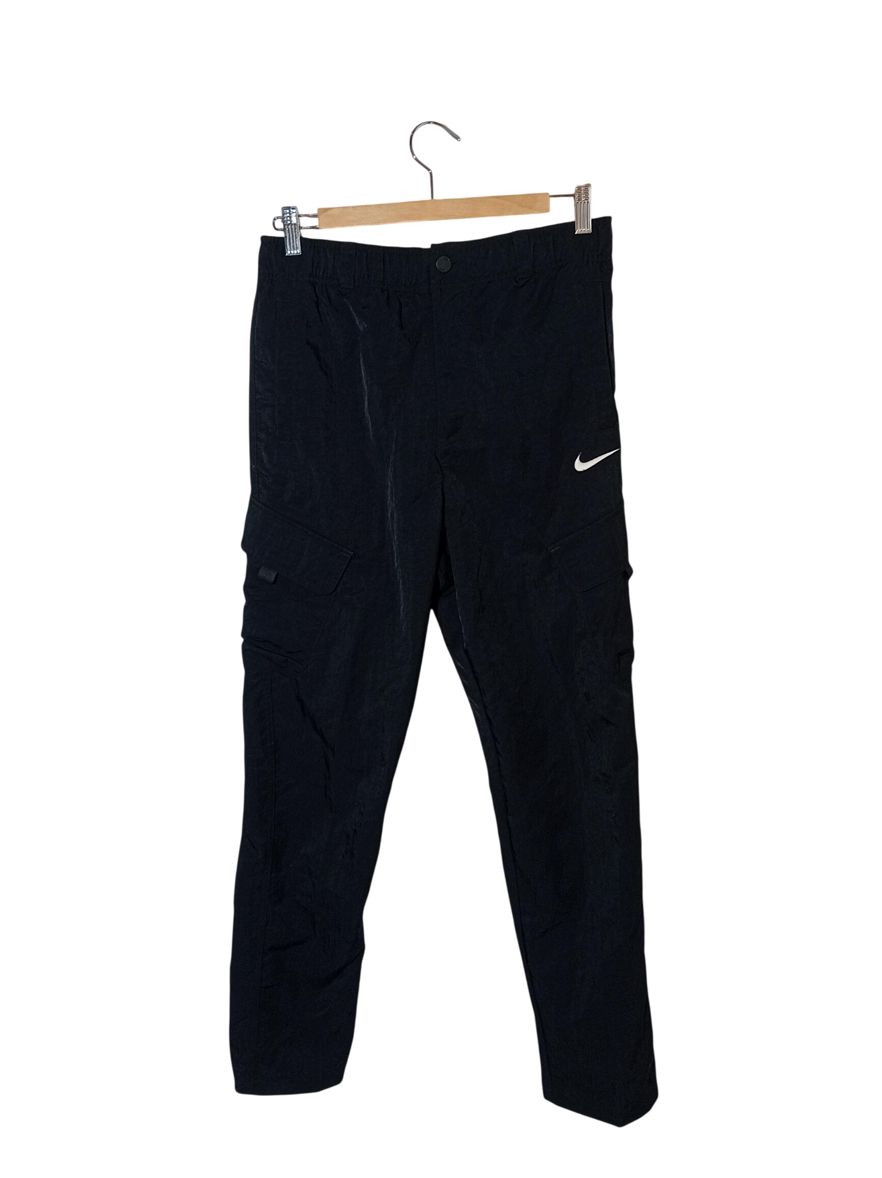 Pantalon Cargo Noir Nike (T5575) Très bon état - 15,00 € Pantalon Cargo Noir Nike (T5575) Très bon état reconditionné disponible sur Label Emmaüs