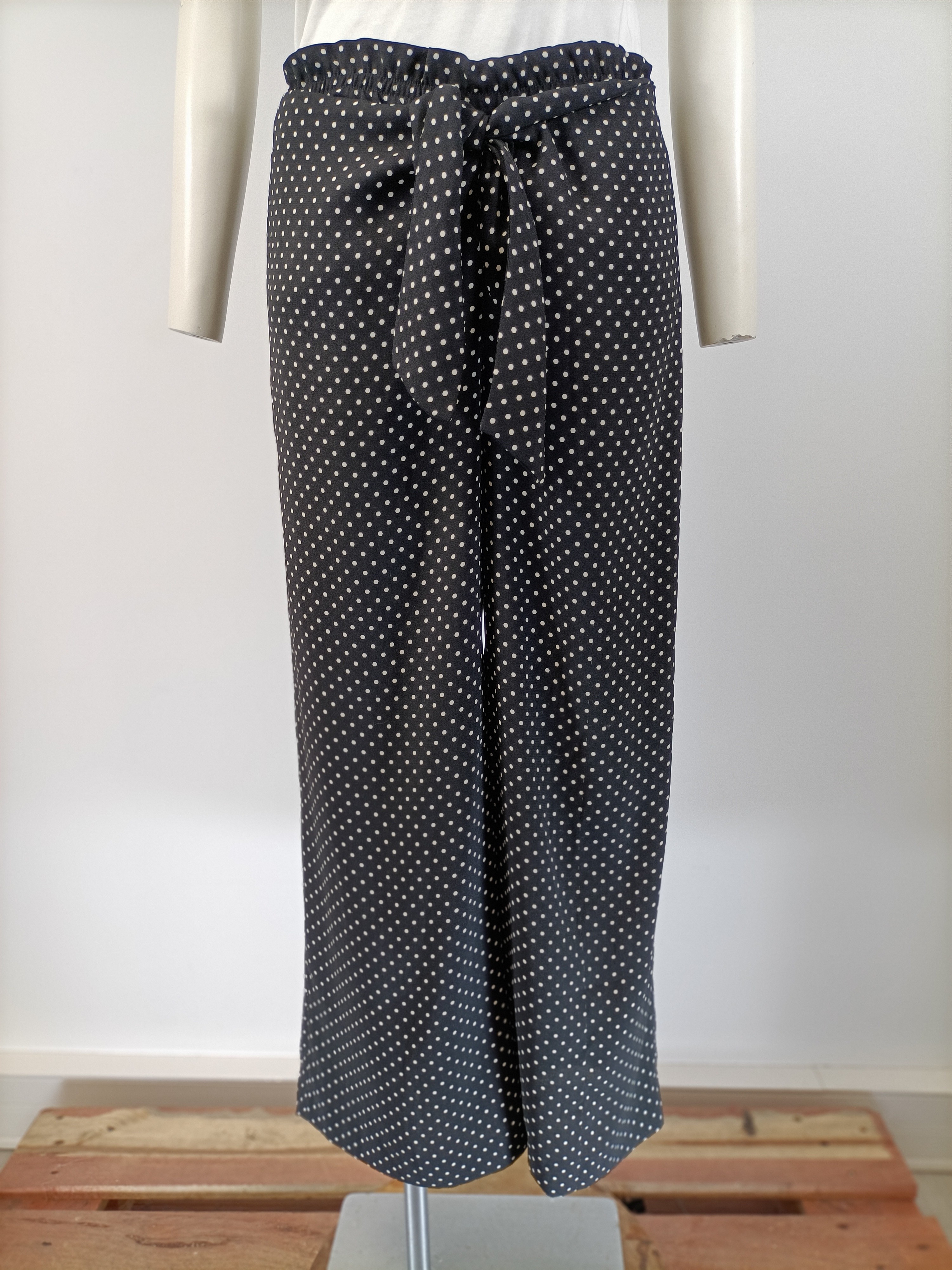 Voir photo 2 de Pantalon Caroll noir à pois blancs taille 38 ceinture à nouer longueur 95 cm Pantalon Caroll noir à pois blancs taille 38 ceinture à nouer longueur 95 cm Parfait état reconditionné photo 2