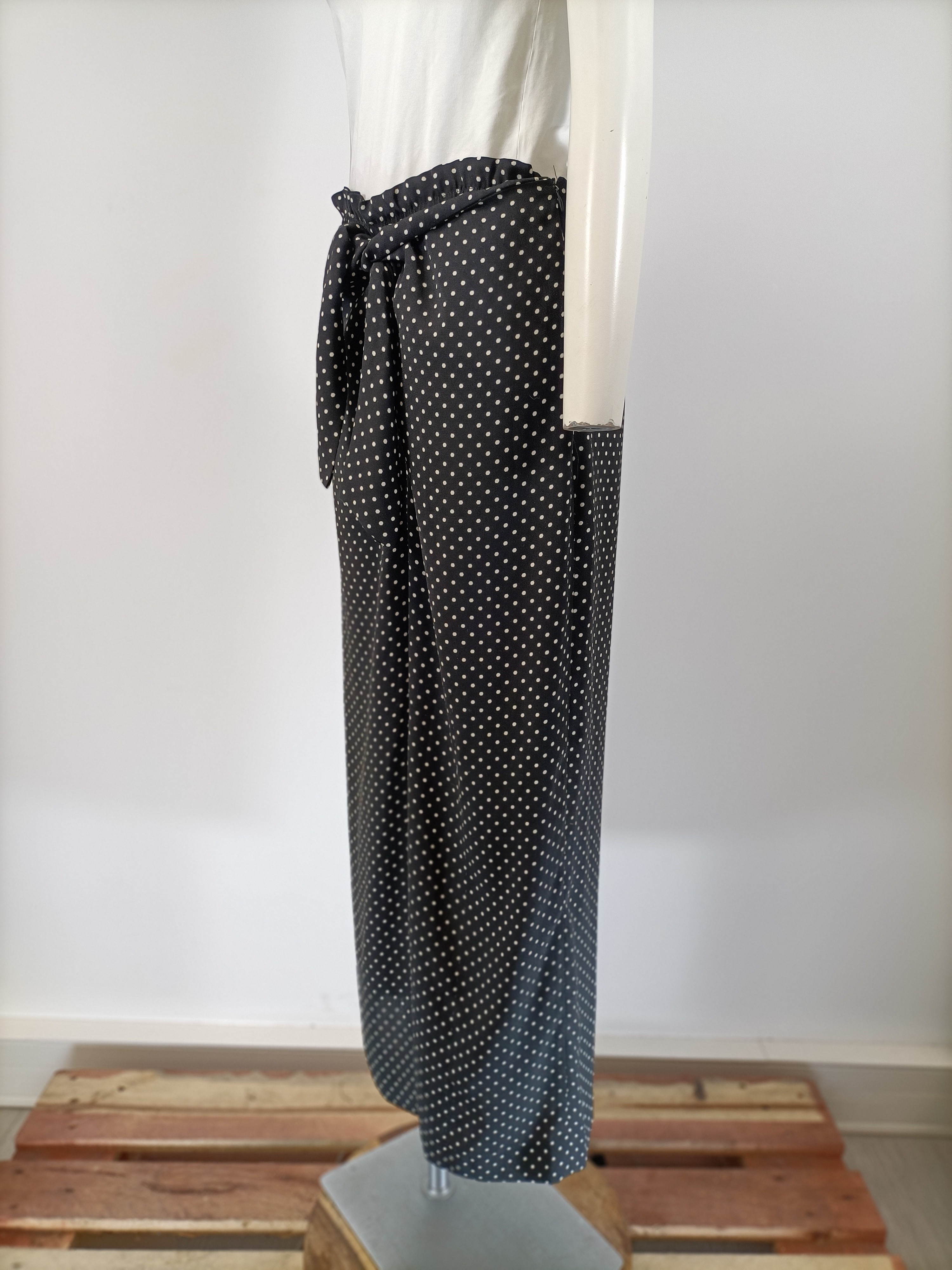 Voir photo 3 de Pantalon Caroll noir à pois blancs taille 38 ceinture à nouer longueur 95 cm Pantalon Caroll noir à pois blancs taille 38 ceinture à nouer longueur 95 cm Parfait état reconditionné photo 3