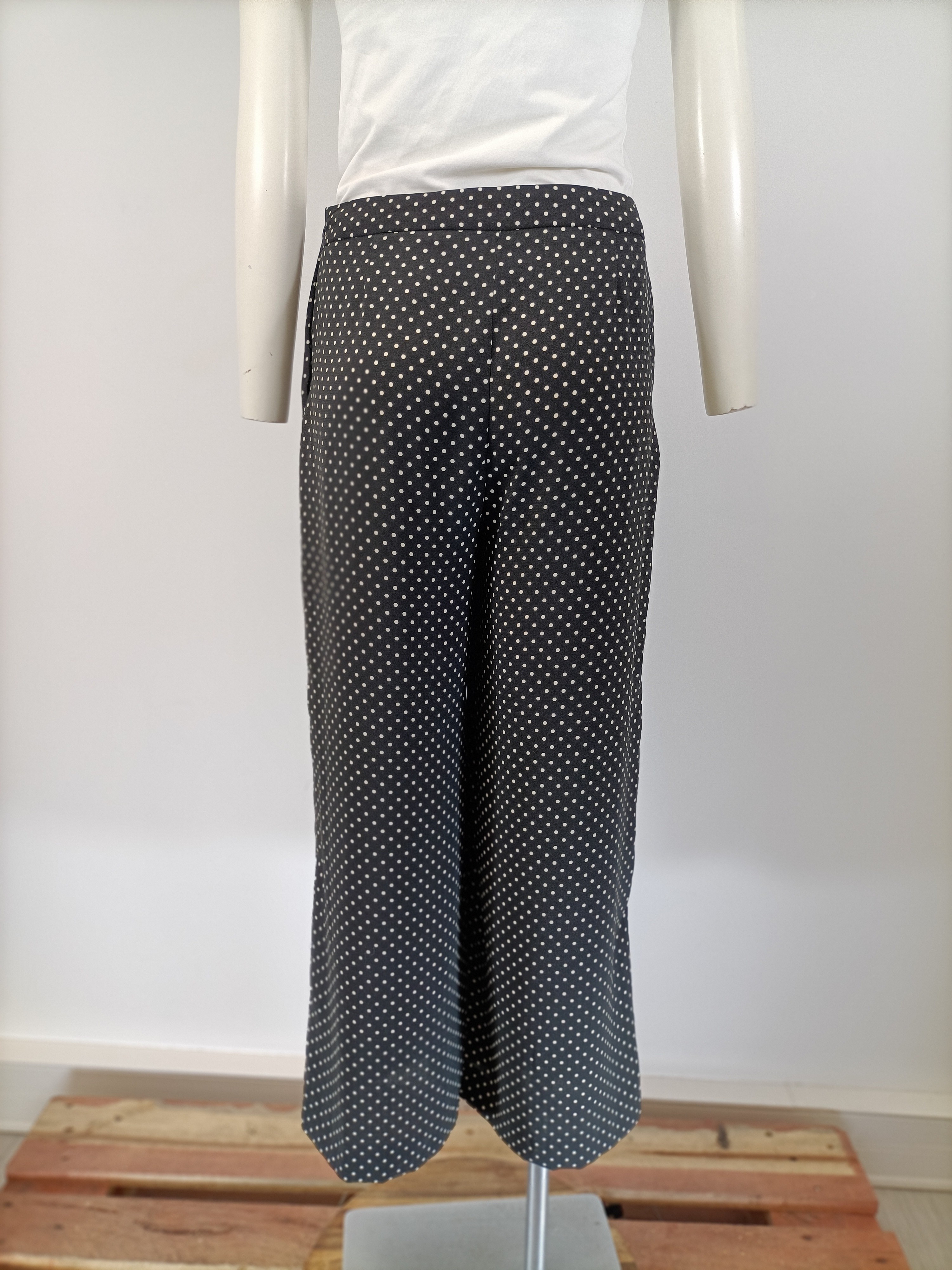 Voir photo 4 de Pantalon Caroll noir à pois blancs taille 38 ceinture à nouer longueur 95 cm Pantalon Caroll noir à pois blancs taille 38 ceinture à nouer longueur 95 cm Parfait état reconditionné photo 4