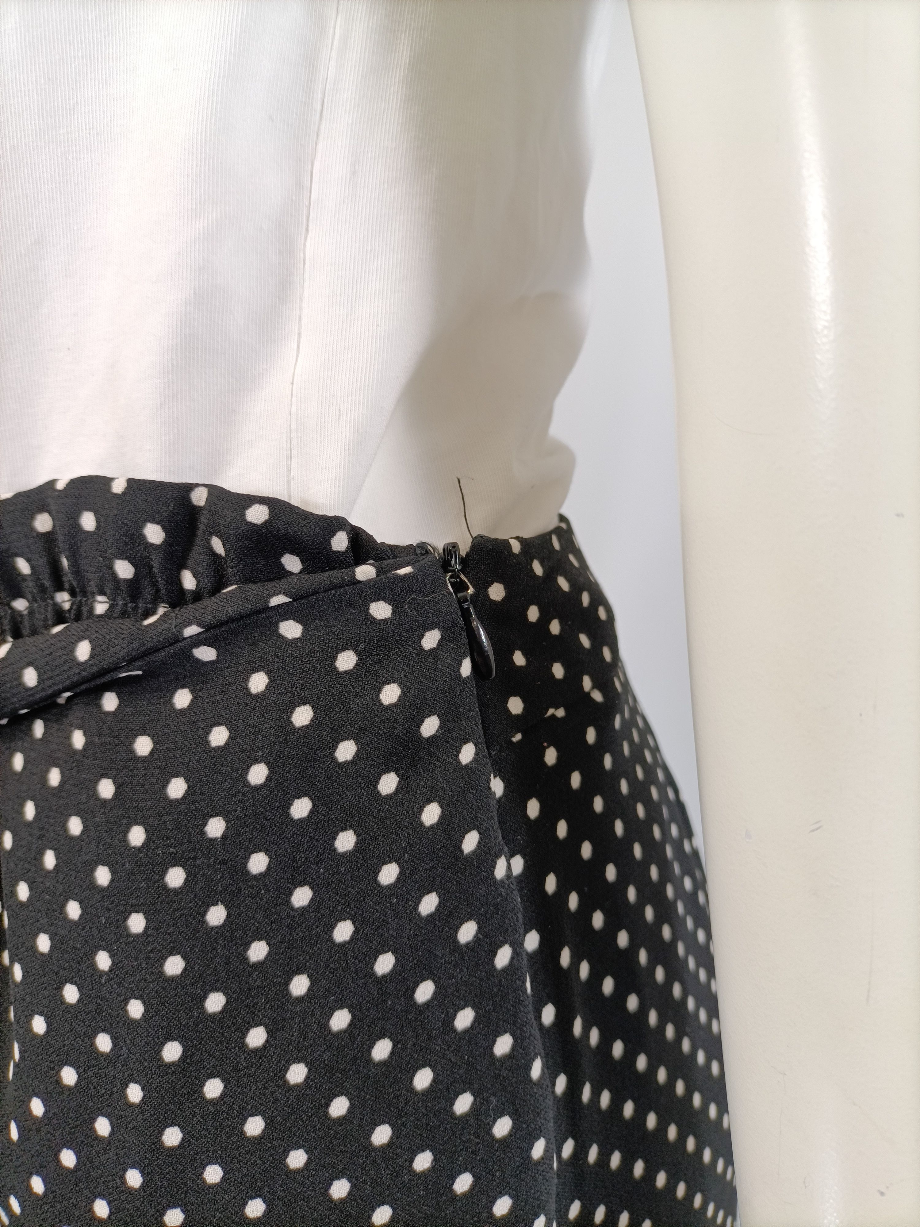 Voir photo 6 de Pantalon Caroll noir à pois blancs taille 38 ceinture à nouer longueur 95 cm Pantalon Caroll noir à pois blancs taille 38 ceinture à nouer longueur 95 cm Parfait état reconditionné photo 6