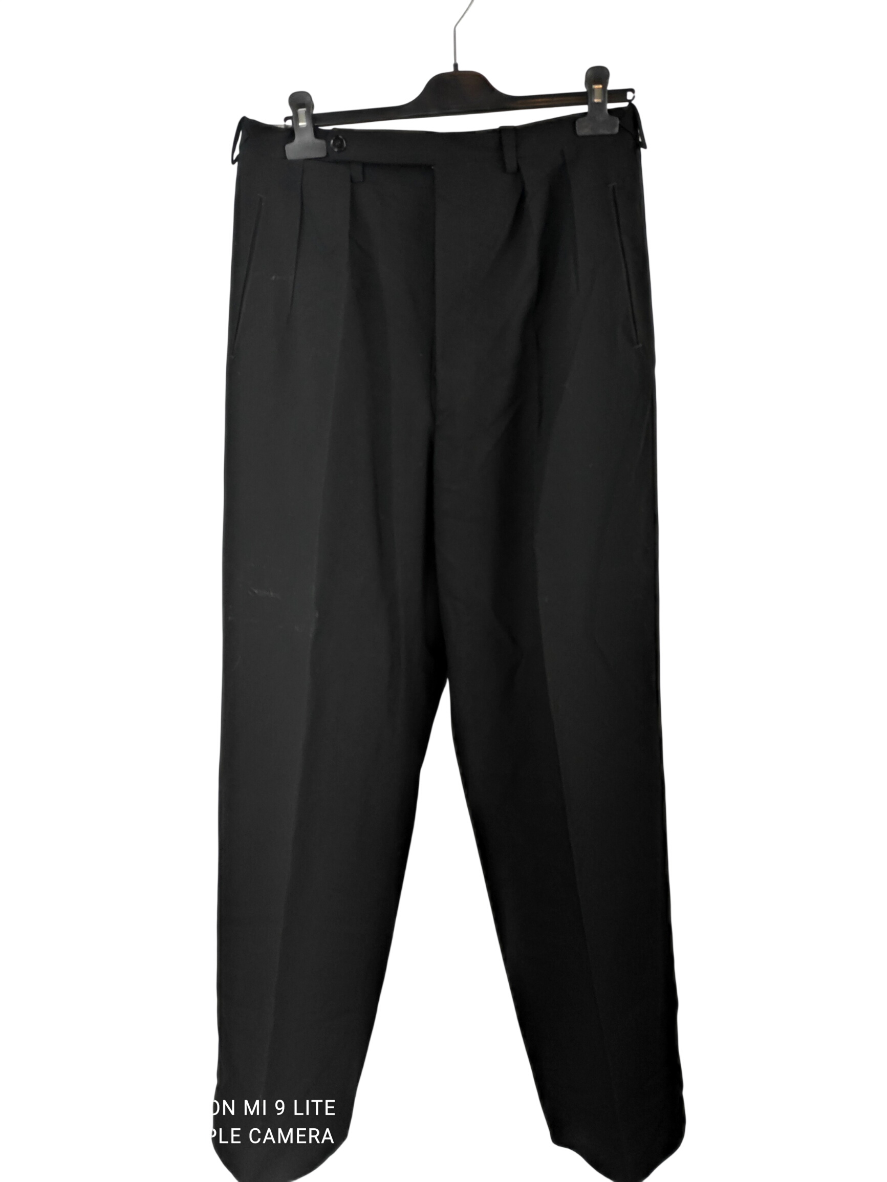 Acheter Pantalon de tailleur noir à bande latérale — style smokey T. S (estimée) Parfait état - 10,00 € Pantalon de tailleur noir à bande latérale — style smokey T. S (estimée) Parfait état reconditionné disponible sur Label Emmaüs