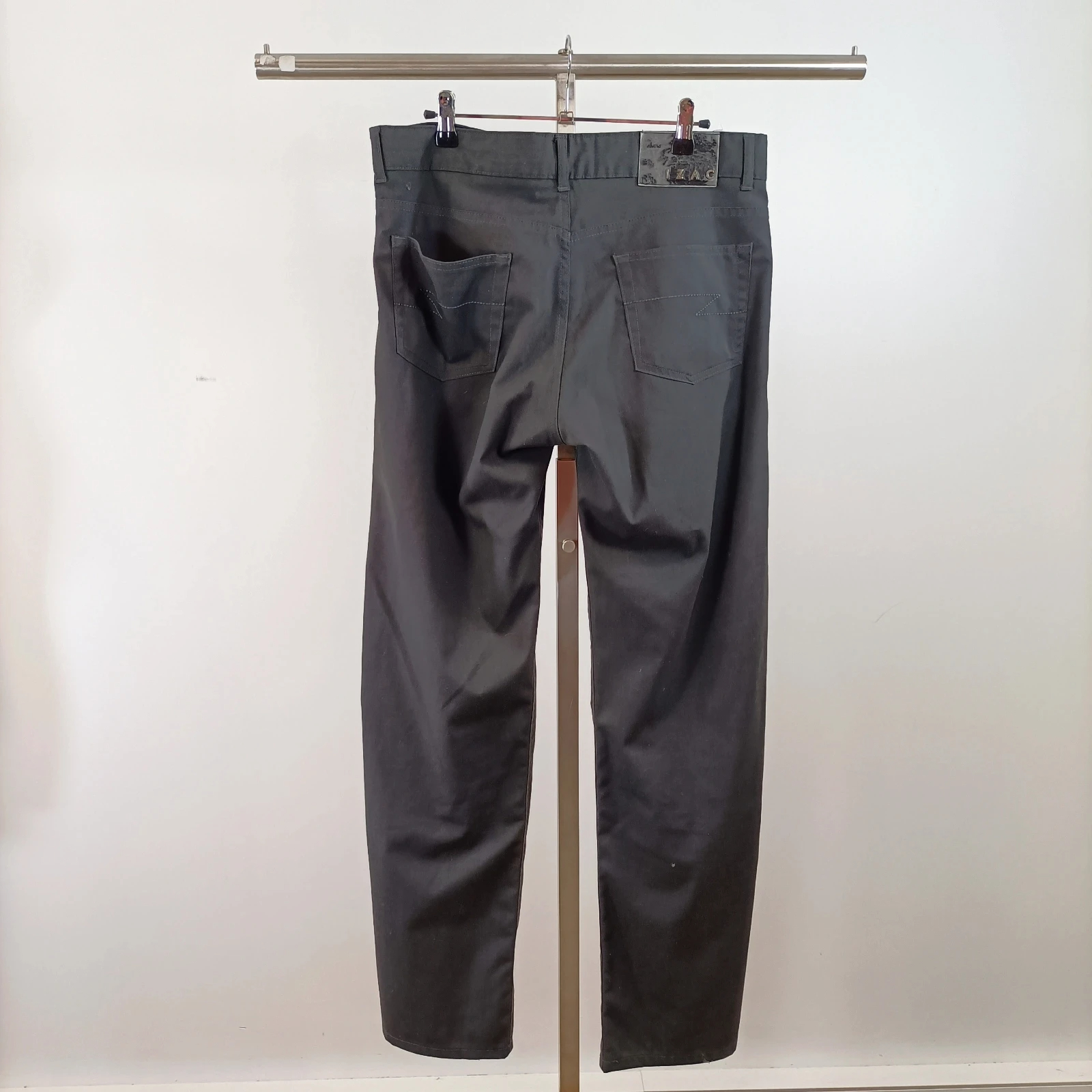 Voir photo 2 de Pantalon droit noir IZAC taille 42 en polyester viscose lycra élégant Pantalon droit noir IZAC taille 42 en polyester viscose lycra élégant Parfait état reconditionné photo 2