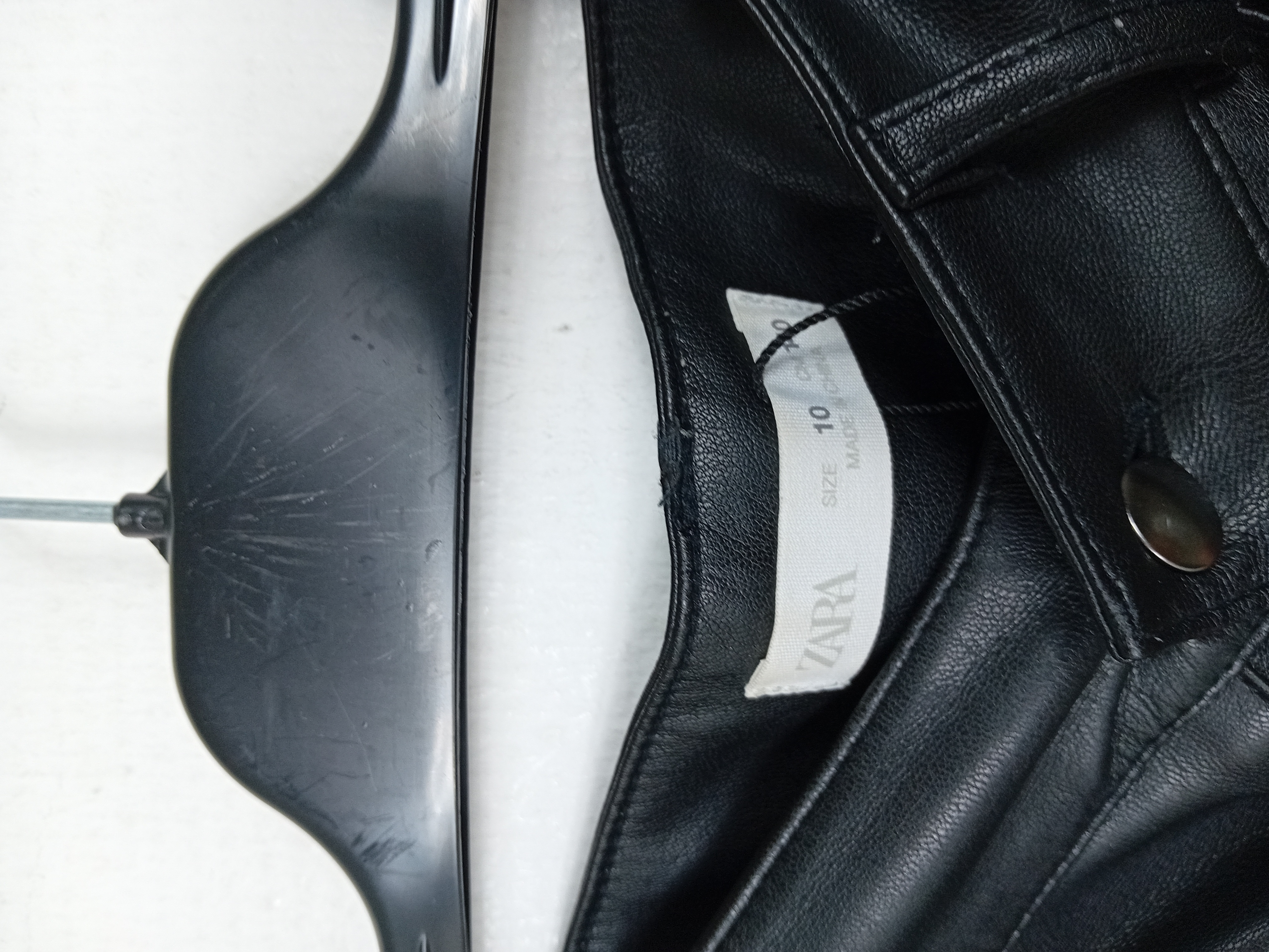 Voir photo 4 de Pantalon enduit noir Zara taille 10 ans 🖤 Pantalon enduit noir Zara taille 10 ans 🖤 Très bon état reconditionné photo 4