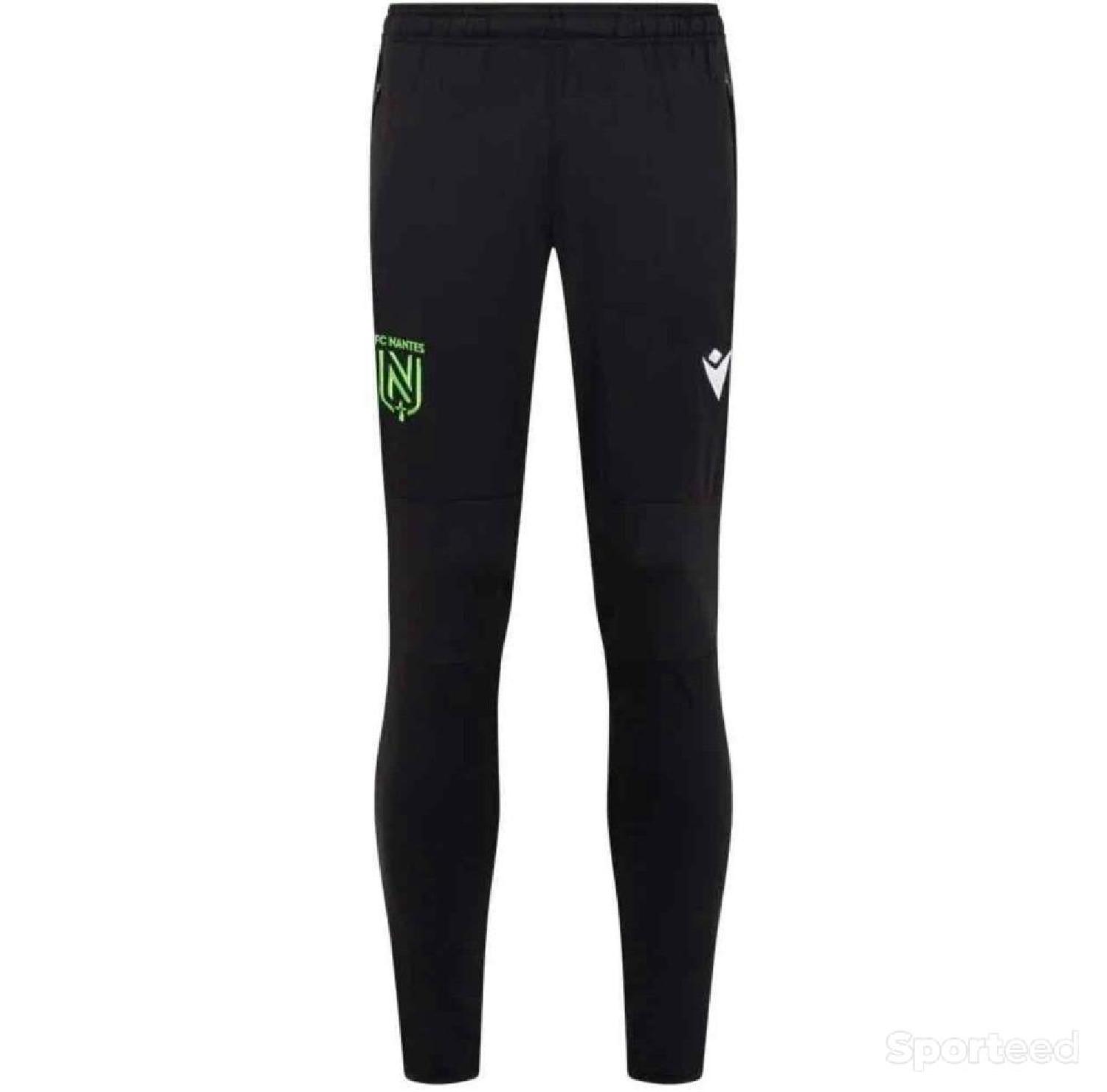 Pantalon Football FC Nantes Macron Noir Taille L Neuf et Authentique Comme neuf (c'est déjà la condition standard) N/A (sauf si vous faites référence à la mar reconditionné disponible sur Sporteed