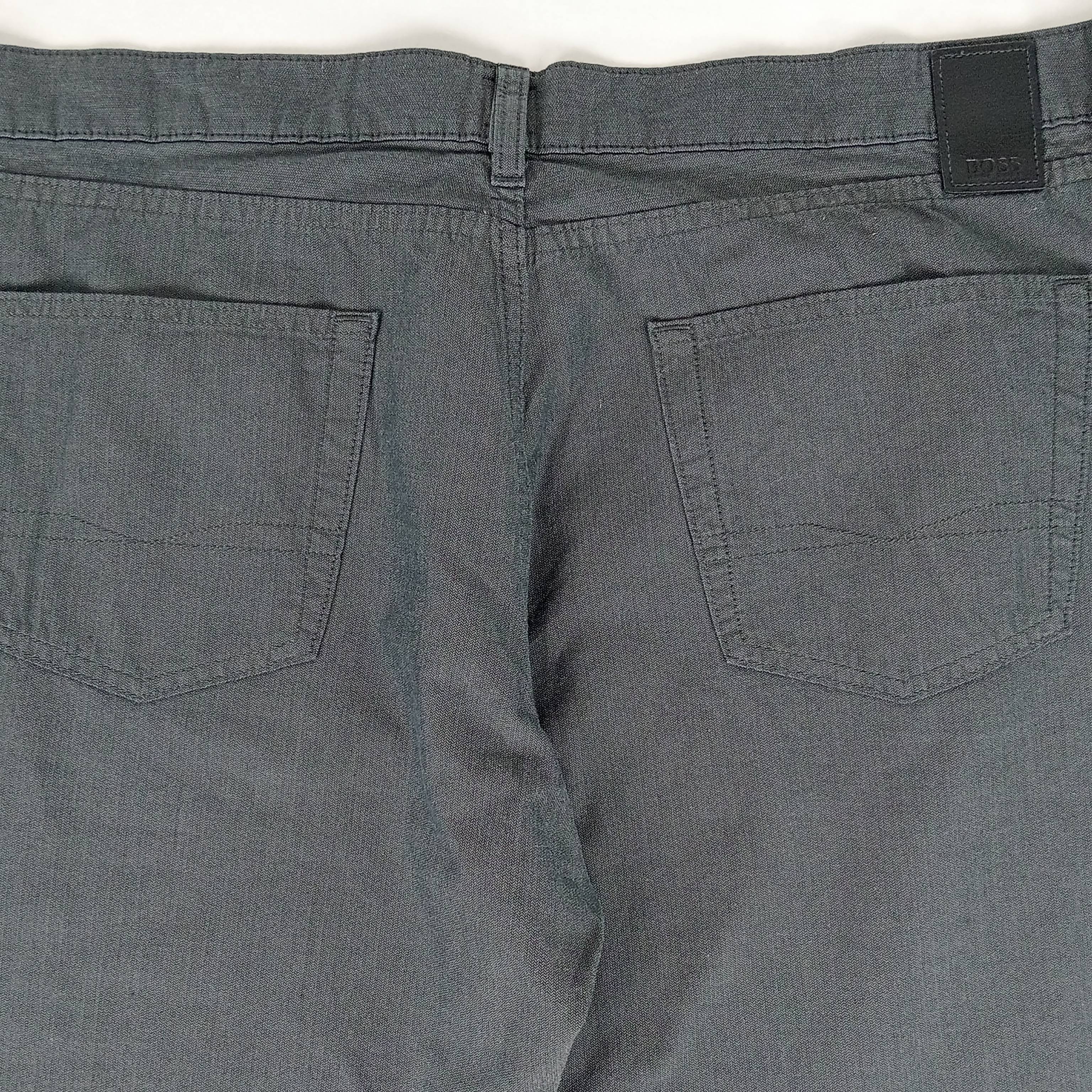 Voir photo 4 de Pantalon - homme - marque Hugo Boss - coupe longue - couleur gris - taille 5XL (52) Pantalon - homme - marque Hugo Boss - coupe longue - couleur gris - taille 5XL (52) Très bon état reconditionné photo 4
